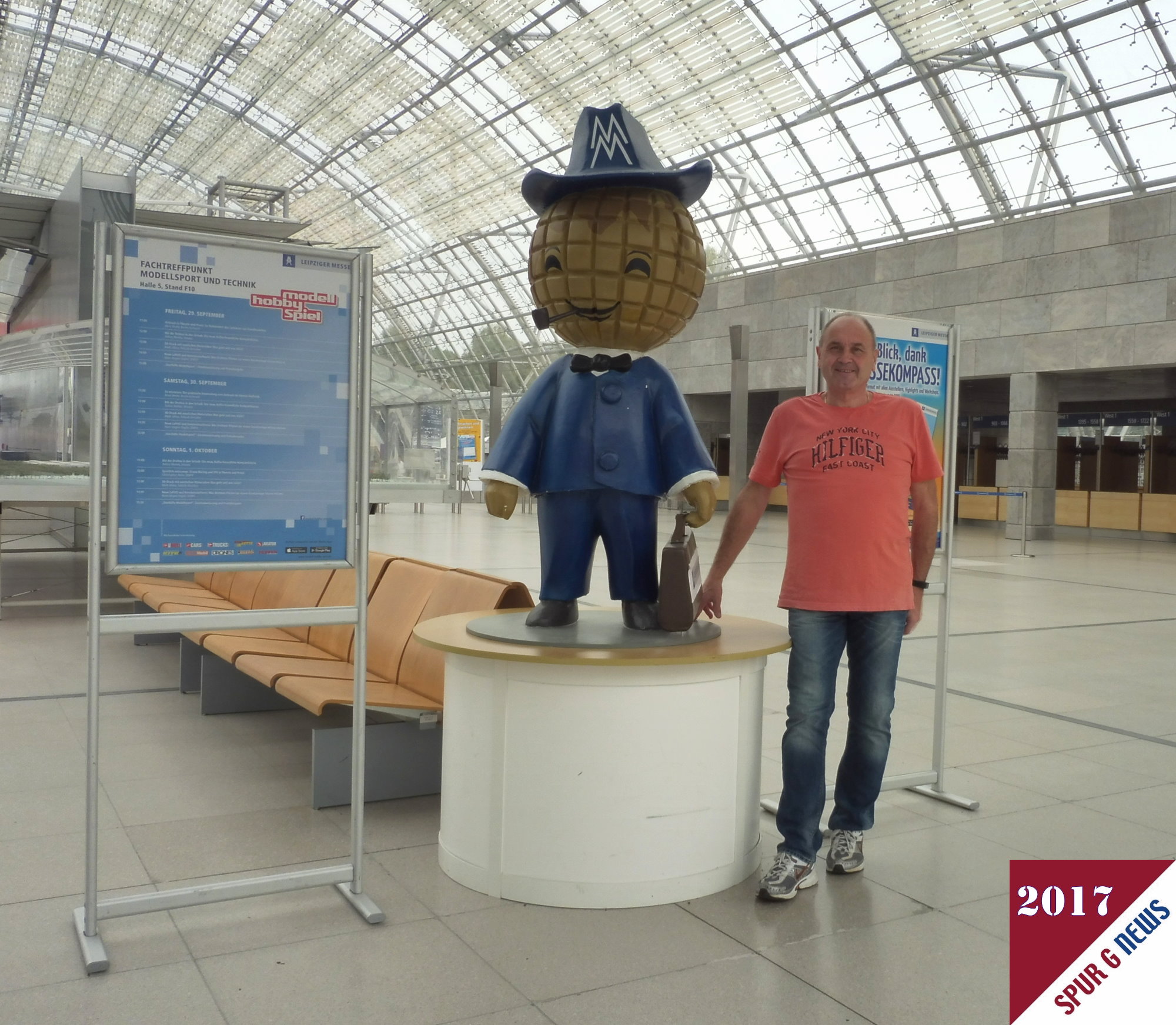 Auch ich bin mal wieder im Bilde gewesen. Mit dem Maskottchen der Leipziger Muster Messe in der Glashalle. Der Mann mit blauem Anzug, Hut, Pfeife im Mund und seinem "Musterkoffer" rhrte sich nicht von der Stelle.