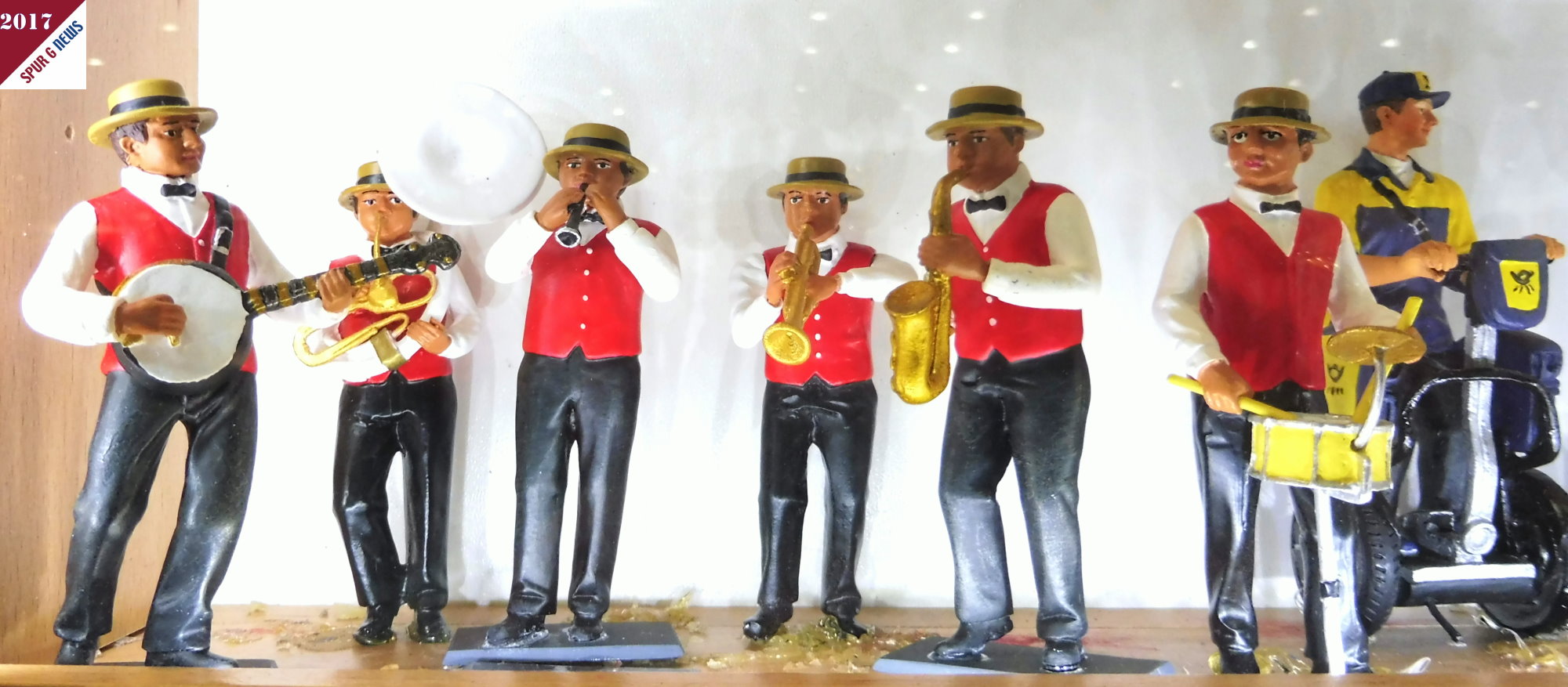 Prehm-Modellbahn und Prehm-Miniaturen haben wir einen kurzen Besuch abgestattet. In der Vitrine am Prehm-Modellbahnstand ist auch die Dixieland Band von Prehm-Miniaturen komplett ausgestellt. Die orginellen Original Dixieland Musiker haben schwarze Hosen, ein bltenweies Hemd und rote Westen an. Auch die Musikinstrumente von Banjo, Tuba, Klarinette, Trompete, Saxophon und kleiner Trommel drfen nicht fehlen. Wer den Sachsen Cabriowagen von LGB modifizieren mchte, kann die Figuren hier einsetzen.  