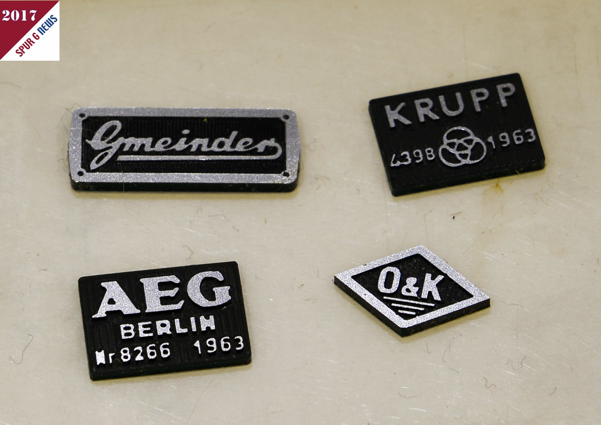 Aus der Modellbau-Werkstatt von Bertram Heyn kommen diese 4 unterschiedlichen Typenschilder fr "Gmeinder"-Loks, Krupp-Lokomotiven, AEG-Elektrofahrzeuge und die Feldbahn von Orenstein & Koppel.