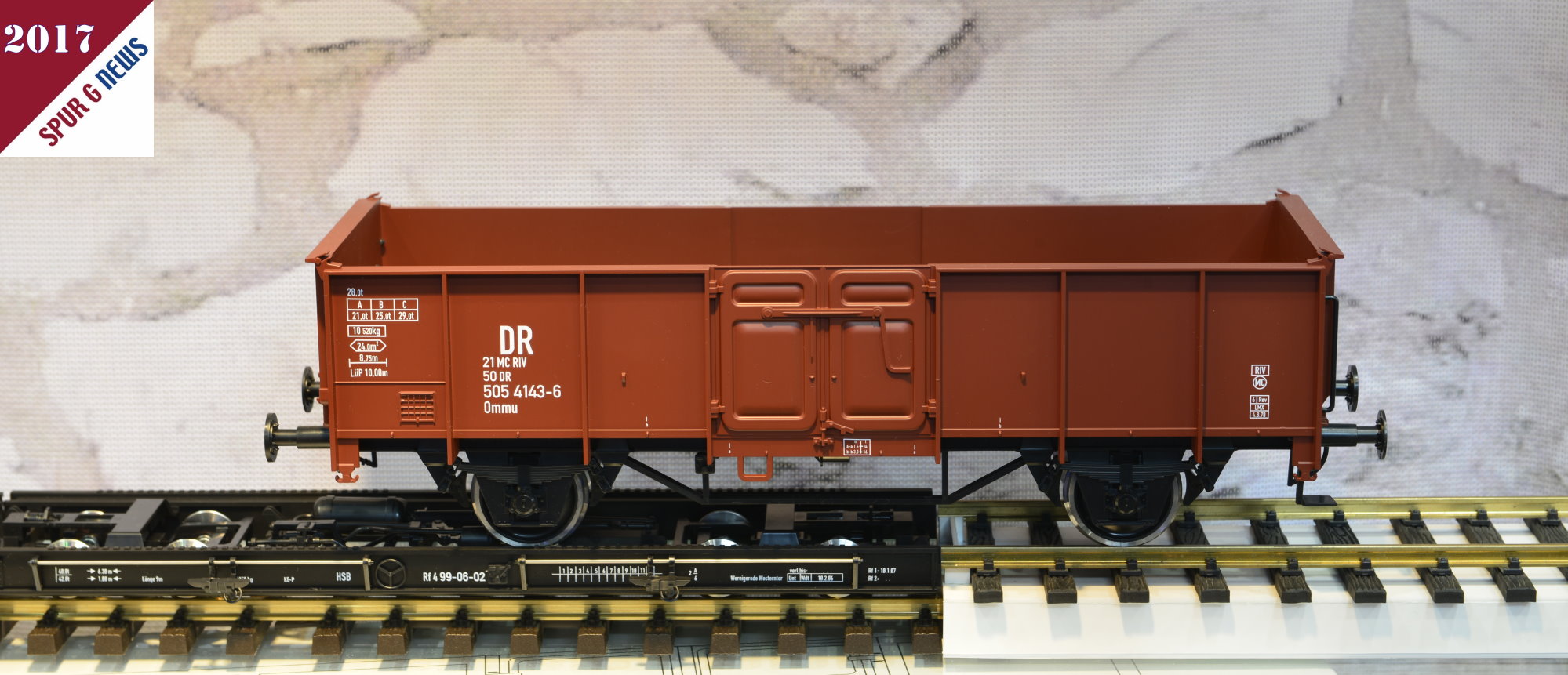 Die Anfangs erwhnte Neuheit von Lammert Borman.  Der normalspurige (Regelspur)offene Gterwagen Ommu 40.0 mit eine Spurbreite von 64 mm. Weltpremiere auf der modell-hobby-spiel in Leipzig 2017. Der Wagen kann dort vor Ort gleich gekauft und sofort mitgenommen werden. Wir haben den Wagen auf einer provisorischen Rollwagenanlage abgelichtet. Links die von TRAINLIEN45  bereits gefertigten Rollwagen in Spur IIm. 