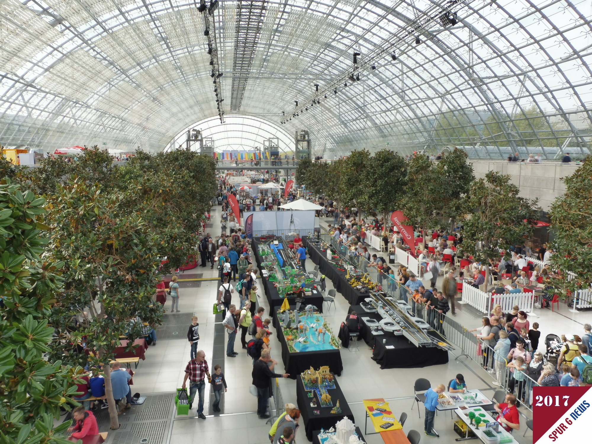 Ein Blick in die Glashalle auf der modell-hobby-Spiel in Leipzig lsst schon die Besucherstrme erahnen. Zur Mittagszeit waren die Gastronomiebetriebe gut gefllt.