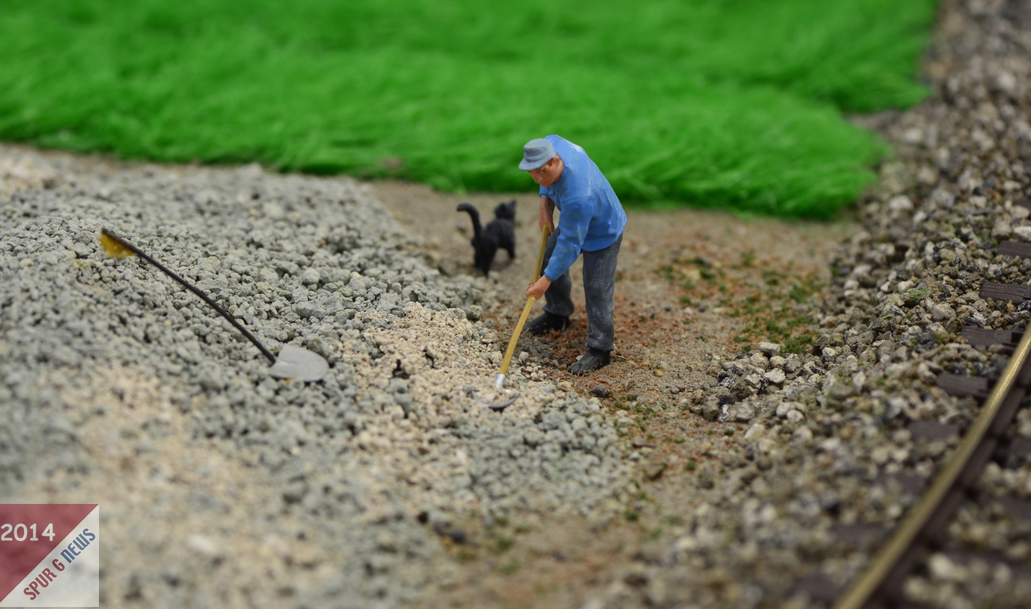 Heller Schotter und fleiiger Arbeiter. Die Katze und die zweite Schaufel sowie das "Gras" im Hintergrund machen diese Darstellung perfekt.  