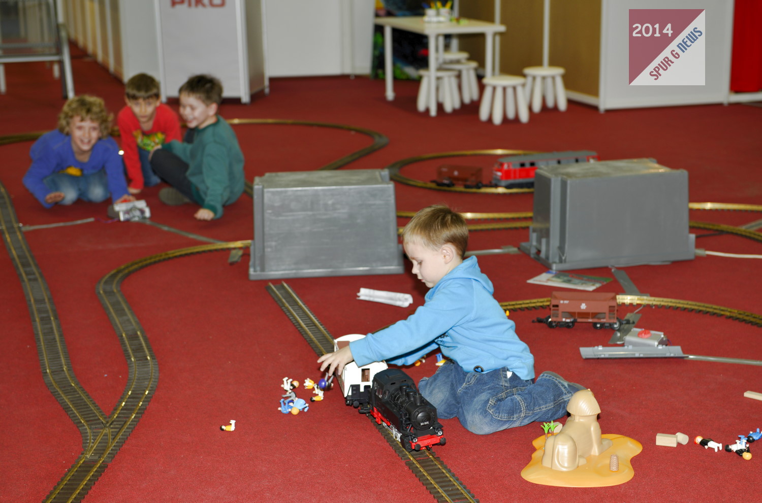 Mitmach-Aktionen fanden fr unseren Spur G Bereich - Gartenbahn - auf der Aktionsflche der PIKO Spielwaren GmbH, Stand-Nr. 6032, statt. Hier konnten heuer groe Kreise im Spur G Bereich von den Kindern und Jugendlichen aufgebaut werden und mit der Gartenbahn und dem Zubehr bespielt werden. Der Stand war am Freitag bis in die Abendstunden immer gut besucht und die Jugendlichen wurden an das Thema Gartenbahn herangefhrt. 