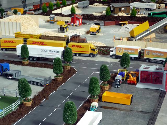 Modellbau im G-Scale Mastab: Huser, Bume, Straen, LKW, Ladegter, Modellbahn.... alles Zusammen ein sehr stimmiges Bild um auch im Garten mehr "Landschaft" zu bieten. 