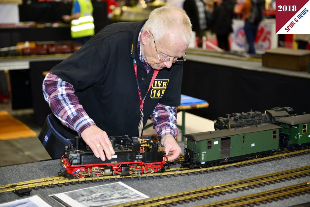 Pikzack Dampfbahn: Auf Stand Nr. 6362 wurde, da die Firma Regner nicht auf der Messe ausstellte, die Pikzack Dampfbahn gezeigt. Auf einem groen Rechteck wurden verschieden Live-Steam Lokomotiven mit entsprechenden Wagen gezeigt, angeheizt und gefahren. Hier im Bild eine IV K der schsischen Schmalspurbahn mit Gepck und Personenwagen.