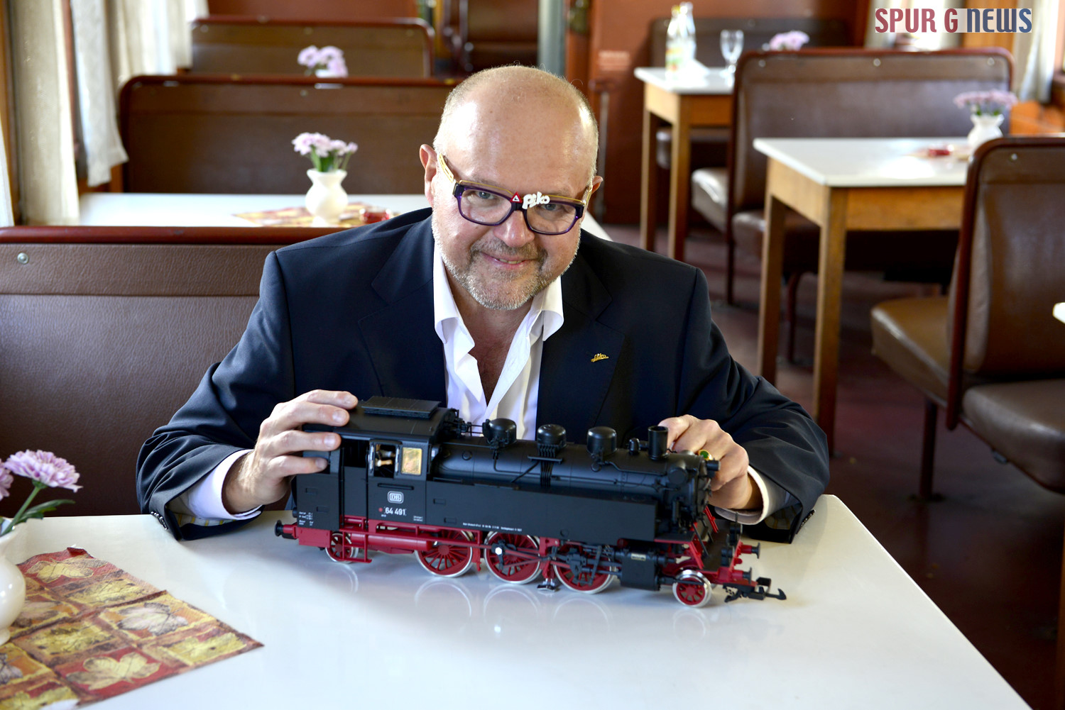 Herr Dr. René F. Wilfer mit dem Modell für die Gartenbahn der BR 64 491. 