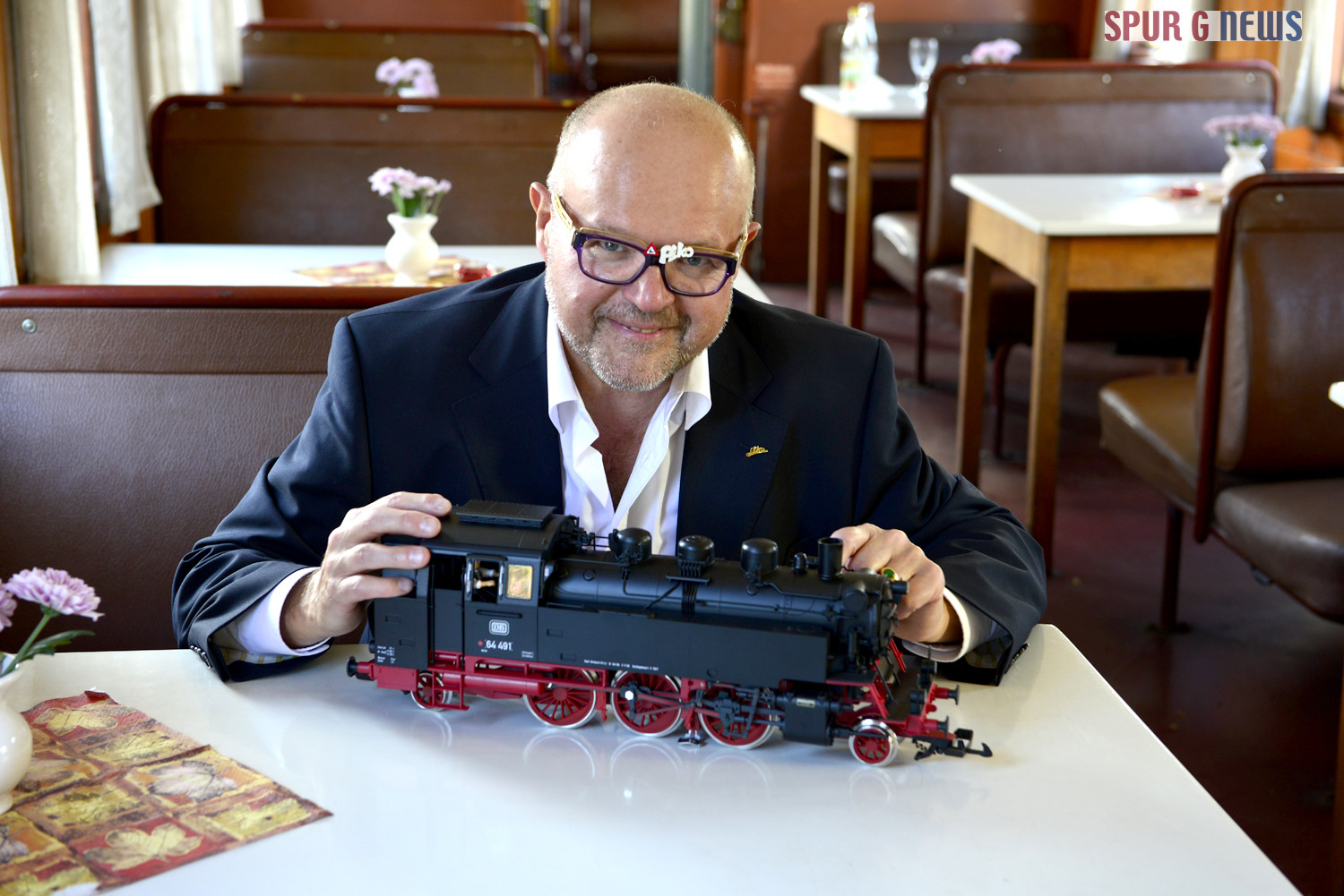 Herr Dr. Ren F. Wilfer mit dem Modell fr die Gartenbahn der BR 64 491. 