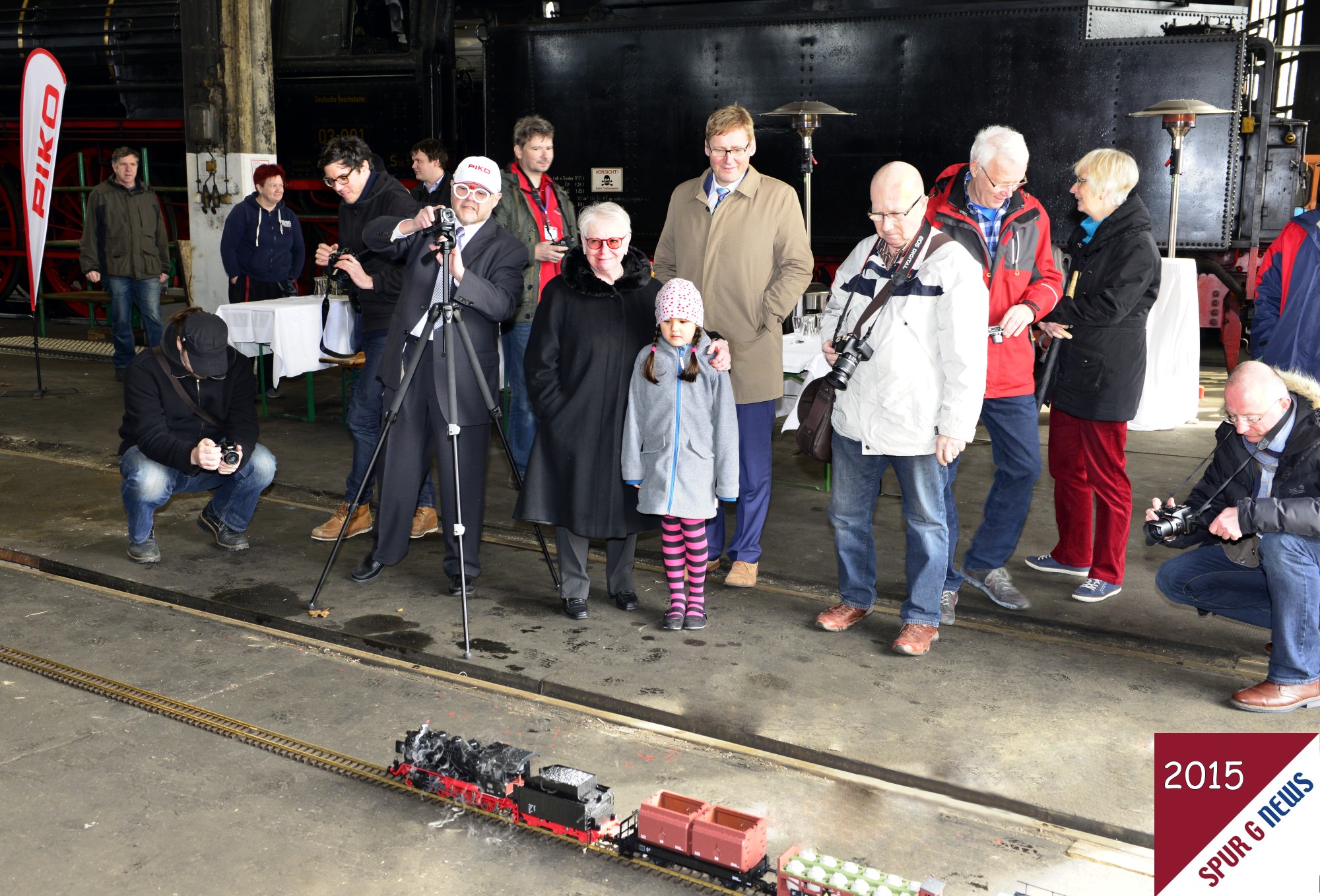 Im Lokdepot des Verkehrsmuseums in Dresden wurde dann auch der Anpfiff zum Rollout des Gartenbahnmodells BR 24 von PIKO gegeben. 