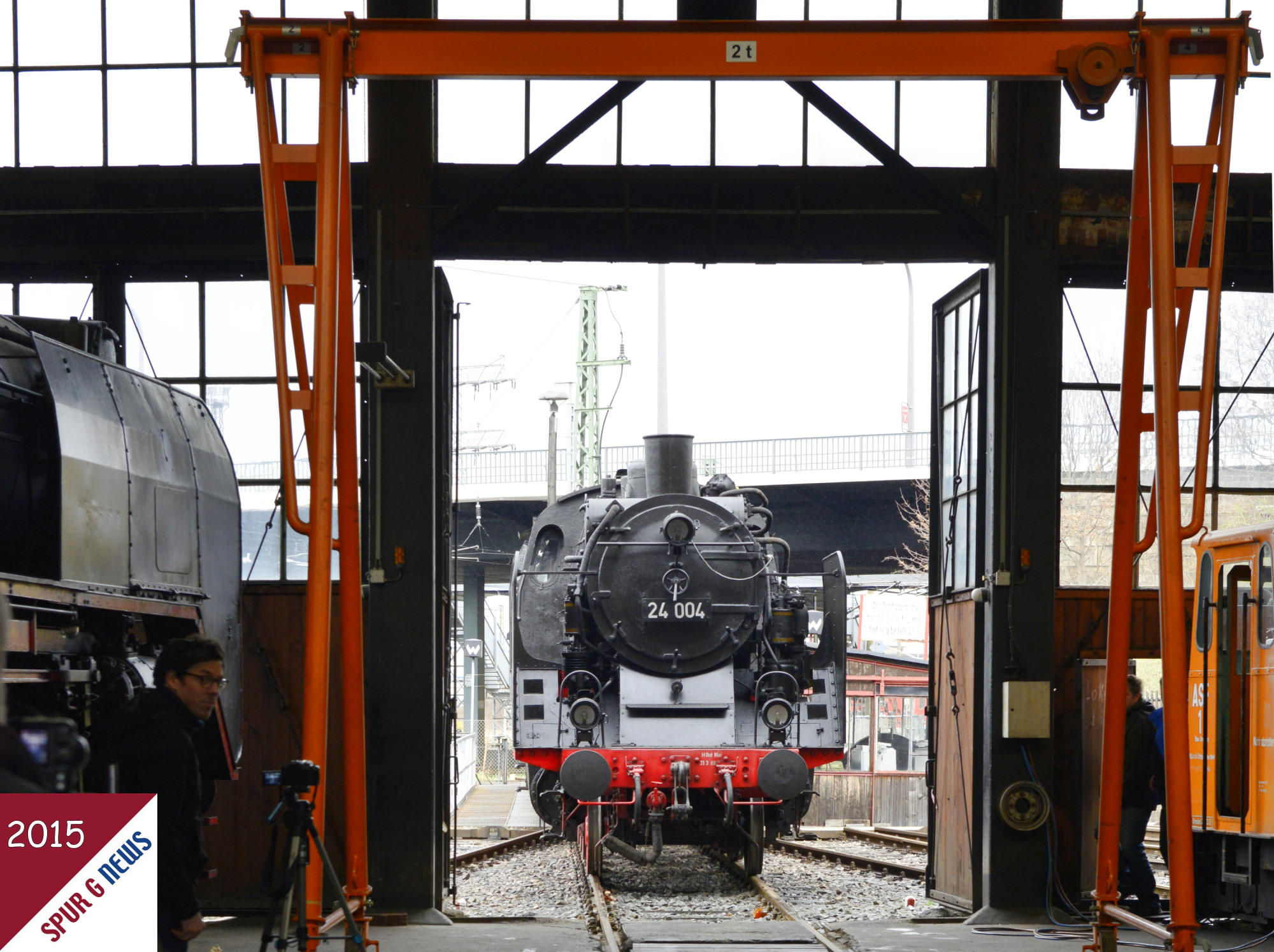 "Macht hoch die Tr - das Tor macht weit...." schon wird die Original BR 24 vom Auengelnde des Depots des Verkehrsmuseums in den Ringlokschuppen geschoben. Leider ist diese BR 24 004 mit den groen Wagner Windleitblechen nicht betriebsfhig. Dafr das Modell von PIKO umso mehr. 