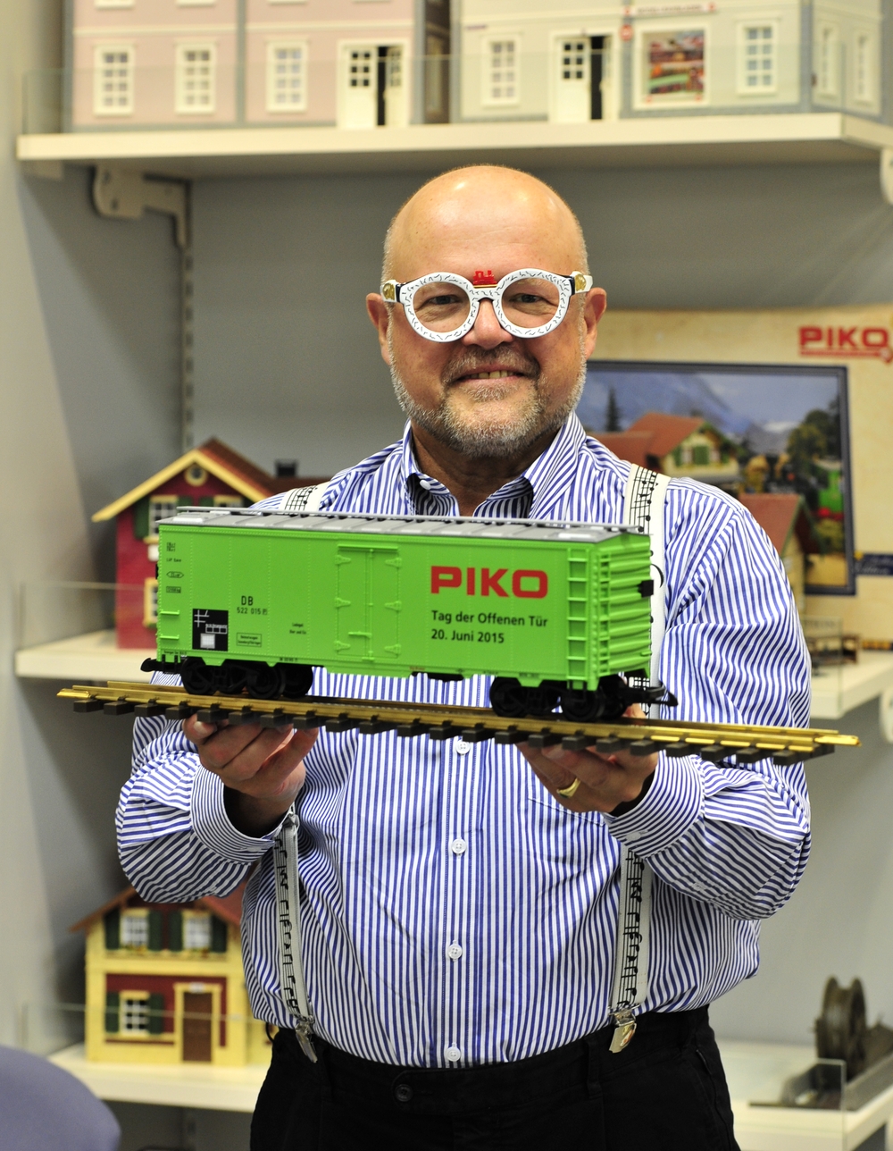 Herr Dr. Ren F. Wilfer prsentiert stolz den G-Scale Wagen fr den Tag der offenen Tre. 