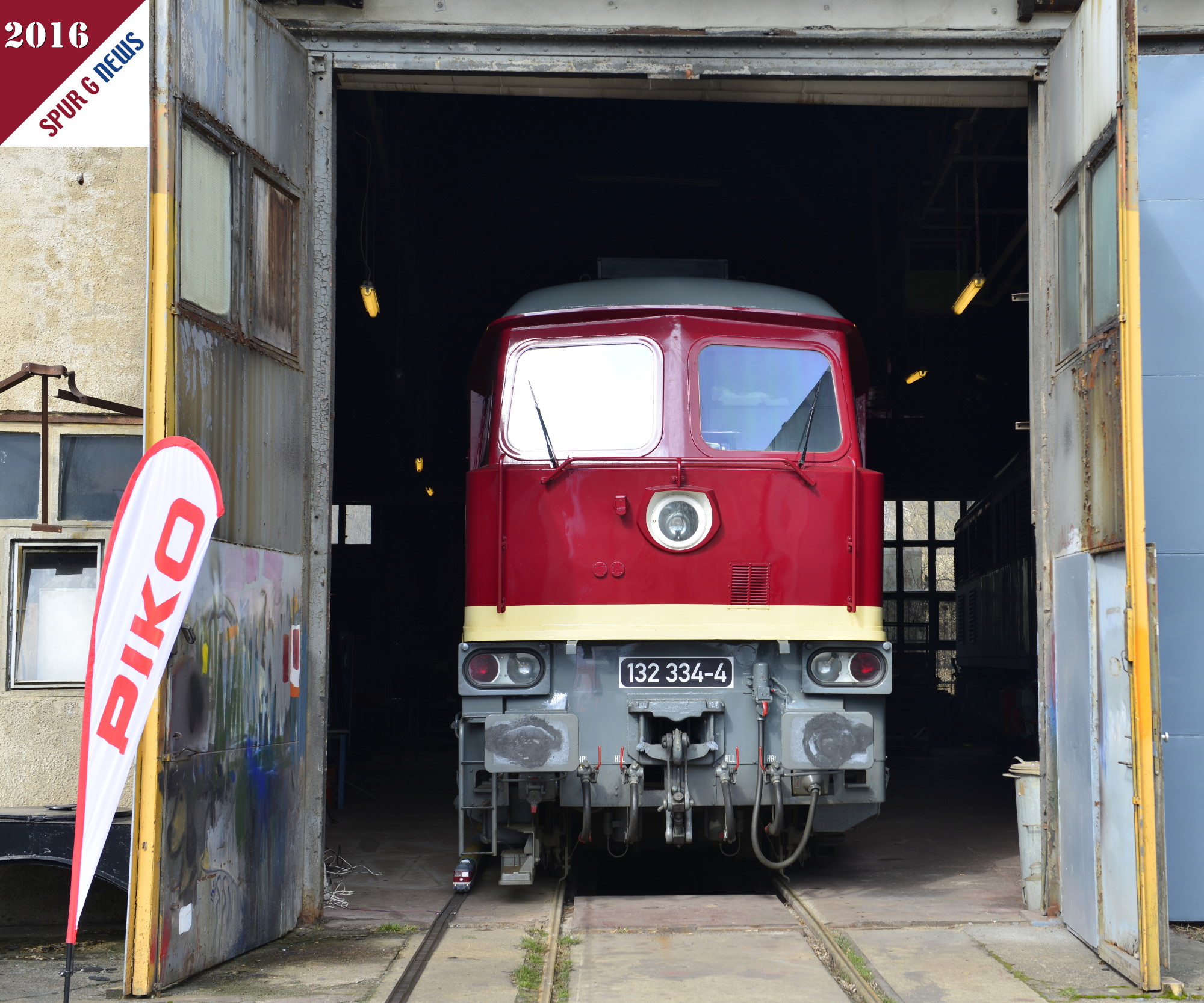 Das Originalmodell der BR 132 - Ludmilla stand am 16.03.2016 fahrbereit im Lokschuppen. Das Modell mit einem Personenzug ganz links daneben. Nach einer kurzen Ansprache mit Zahlen aus dem Sonneberger Werk von PIKO und der Produktbeschreibung der Neuheit 2016 gab Herr Dr. Ren F. Wilfer an den Chef vom Bahnservice Erfurt, Maik Knzler, das Signal zur Ausfahrt. Zuerst rollte mit der entsprechenden "Wolke" das Original aus dem Schuppen. Dann folgte das G-Scale Modell fr die Gartenbahn schon ausgerstet mit Sound und Dampfentwickler. Am Haken  hatte das zugstarke Modell von PIKO vier Reko Wagen und einen Mitropa Speisewagen. Natrlich auch im Gartenbahnmastab. 