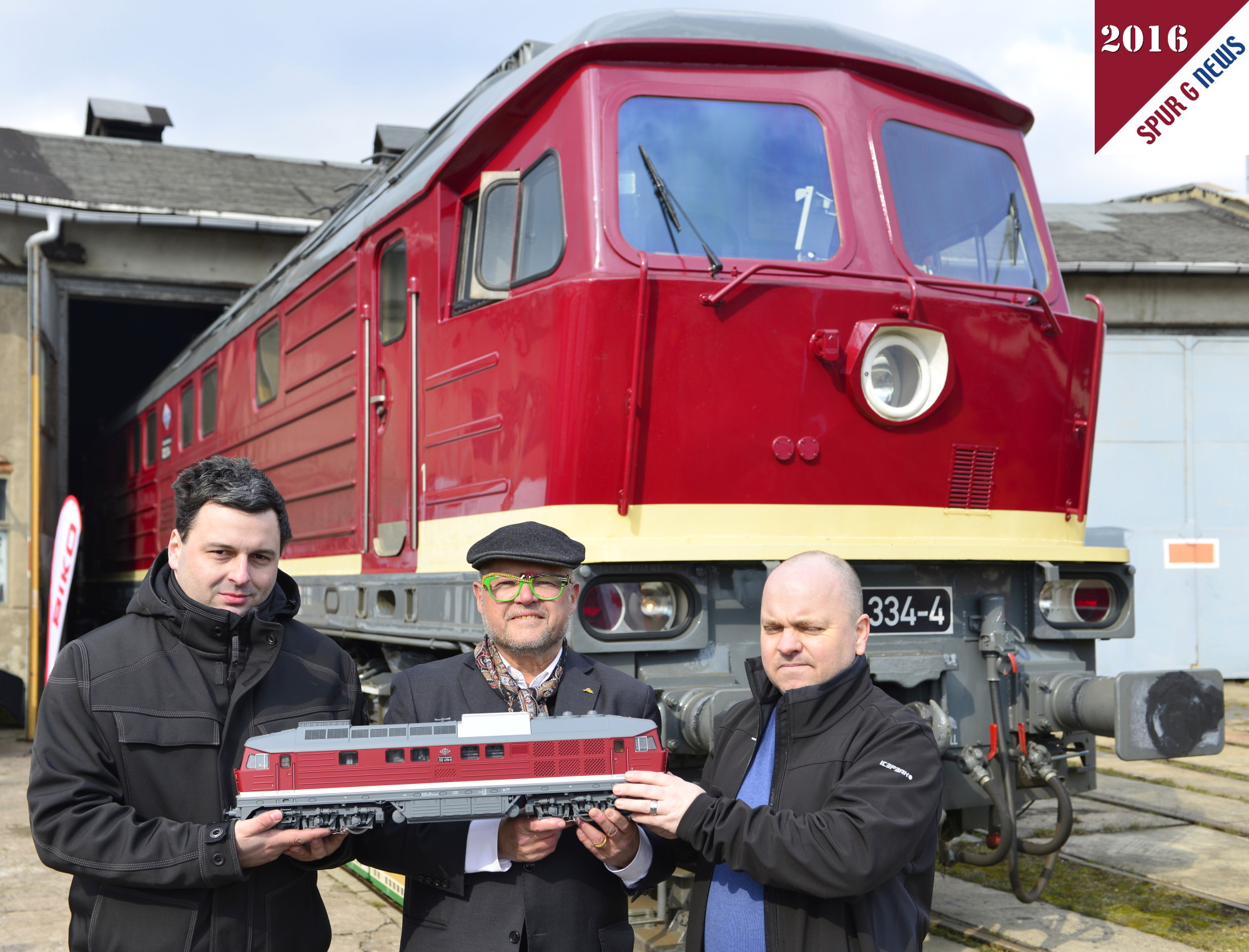 Stolz prsentieren Herr Dr. Ren F. Wilfer (Mitte), Herr Pschel  von PIKO (Links) und Maik Gnzler vom Bahnservice Erfurt (Rechts) das Gartenbahnmodell in G-Scale fr Regelspur "Ludmilla" aus dem Sonneberger Werk. Das Modell konnte dem Fachpublikum, der Presse und einigen Hndlern beim Roll Out am heutigen 16. Mrz 2016 prsentiert werden. Einem Vergleich mit dem Original der "BR 132" Nr. 132 334-4 des Bahnservice Erfurt hielt das Modell Stand. 10 Jahre nach der ersten Gartenbahnlok von PIKO ist dies das Spitzenmodell in 2016. 