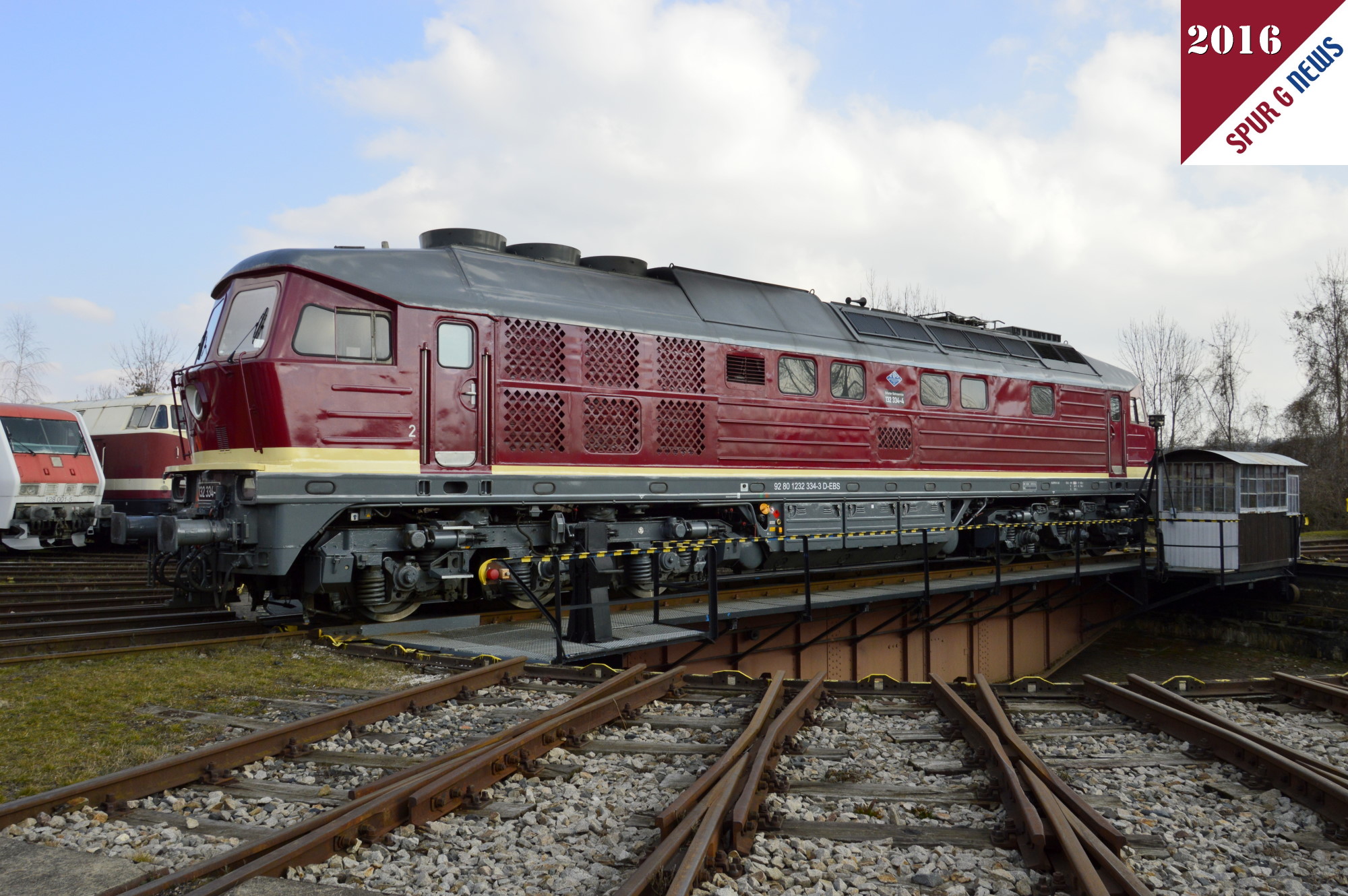 Herr Meik Gnzler vom Bahnservice Erfurt fuhr nach der Prsentation die Original Lokomotive noch auf dei Drehscheibe des Eisenbahnmuseums in Weimar. Die sechsachsige Lok passt so gerade auf die Drehscheibe. Also ein mchtiges "Ding" das neben Personenzgen auch zuverlssig Gterzge durch die Lnder zog. 