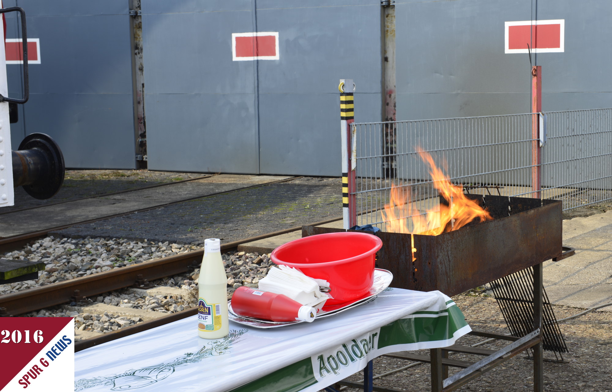 Mit diesem Bild bedanken wir uns bei den fleiigen Helfern des Eisenbahnmuseums in Weimar und bei den Organisatoren und Sponsoren von PIKO. Es ist immer herrlich ein RollOut einer Neuheit von PIKO live mitzuerleben. In zwei Wochen wird schon mit Hochdruck in der Lutherstrae in Sonneberg an den Neuheiten fr 2017 beraten. Leider wollten dem MDR und mir die Herren der Geschftsleitung und des Produktmanagements noch keinen Hinweis geben. Aber auf dem Gelnde des Eisenbahnmuseums standen noch einige interessante Originale vor und in den Schuppen. 