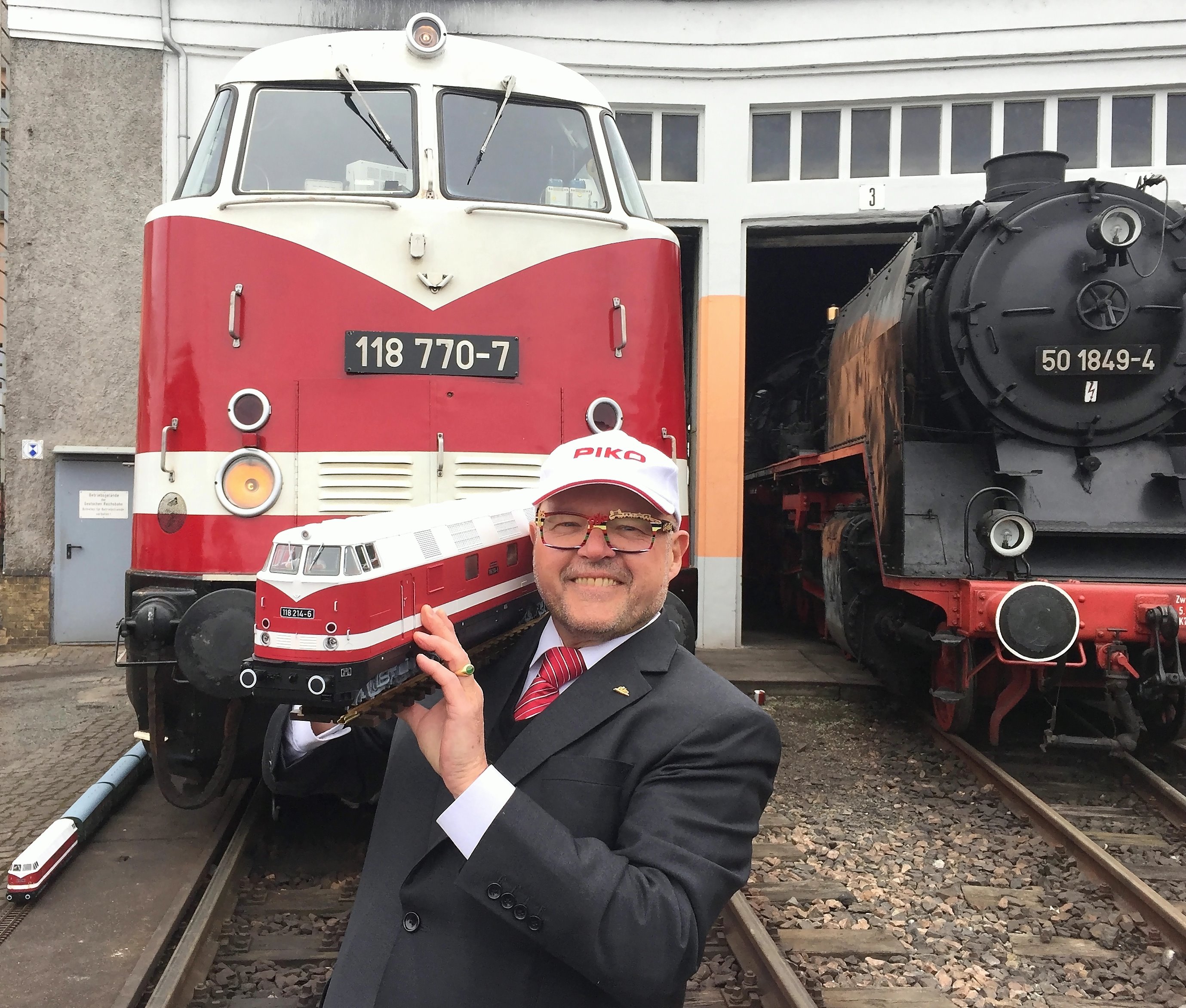 Inhaber, Herr Dr. Ren F. Wilfer, prsentiert das neue Gartenbahnmodell der Diesellok BR 118 beim feierlichen Roll Out in Glauchau.