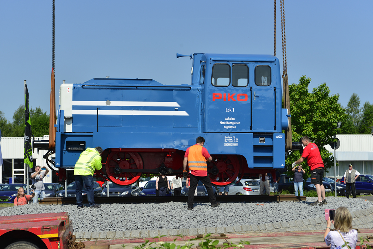 Das letzte Stck vor dem Aufsetzen auf die Rder der Lok und die Schienen am Kreisel war nochmals etwas Muskelkraft der drei Helfer erforderlich. 