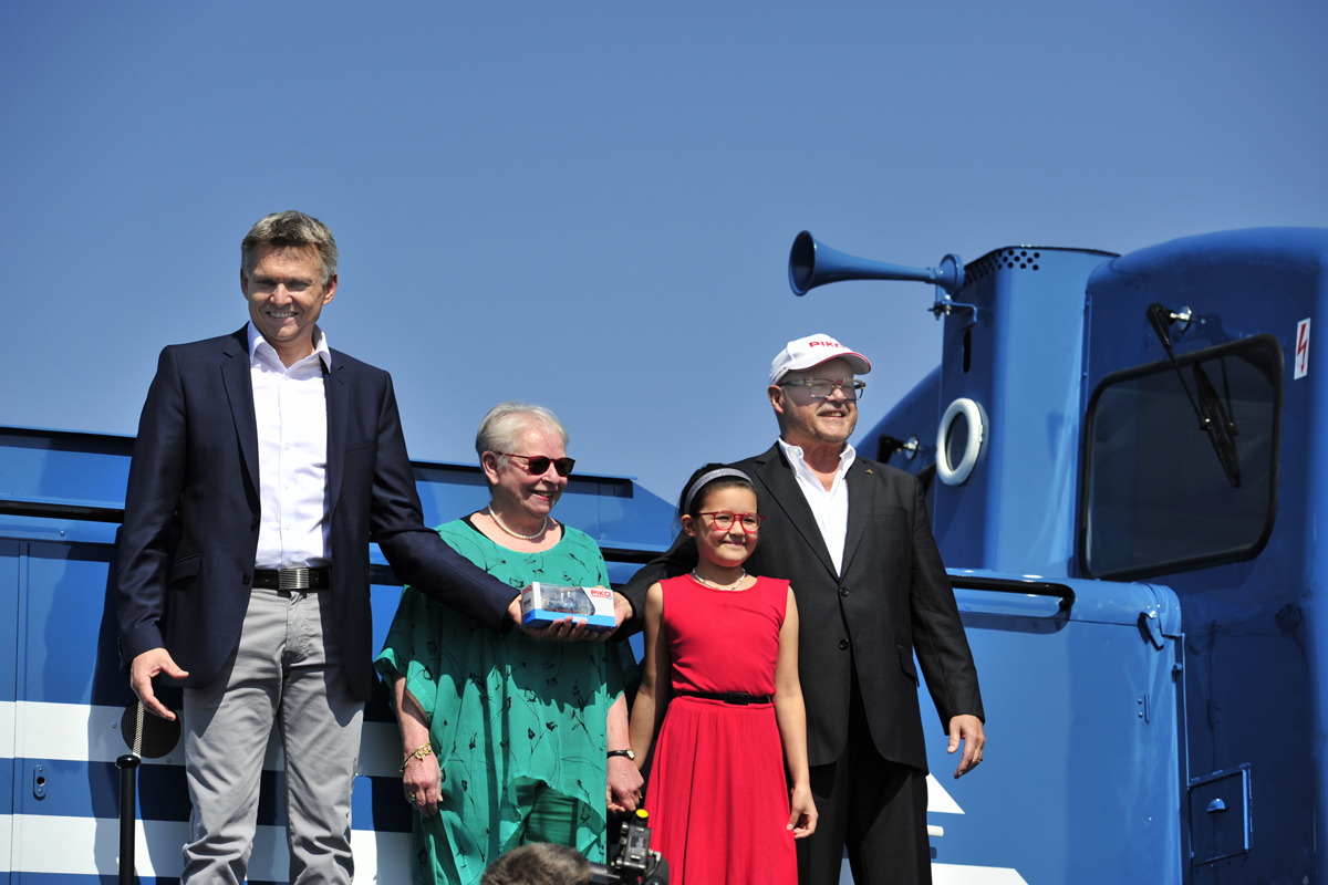 Herr Dr. Ren F. Wilfer (rechts) bergab dann feierlich auf der Originallok Herrn Oberbrgermeister Dr. Heiko Voigt (links) ein Modell im Mastab 1.87 (HO). Mit dabei die Damen der Familie Wilfer.  