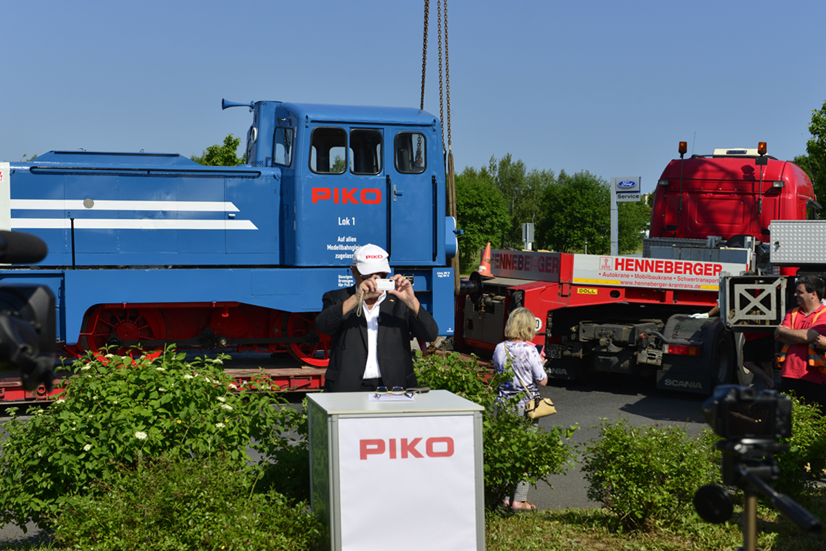 Bevor der geschftsfhrende Gesellschafter von PIKO Herr Dr. Ren F. Wilfer die Ansprache hielt, machte er noch ein Foto von den anwesenden Gsten und Mitarbeitern der Firma PIKO die zahlreich dem Event beiwohnen. Wie die "andere" Seite aussieht, verraten wir Ihnen.   