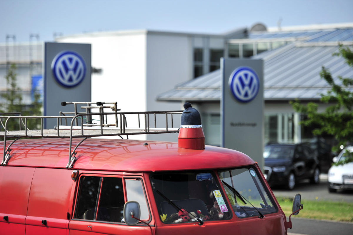 Doch kein Feuerwehrauto im Einsatz! Erst auf den zweiten Blick wurde die grau-blaue Pudelmtze auf dem Blinklicht des VW Bully entdeckt. Auch der Dachgepcktrger und die geteilte Frontscheibe sind der Hingucker bei diesem Oldtimer. 