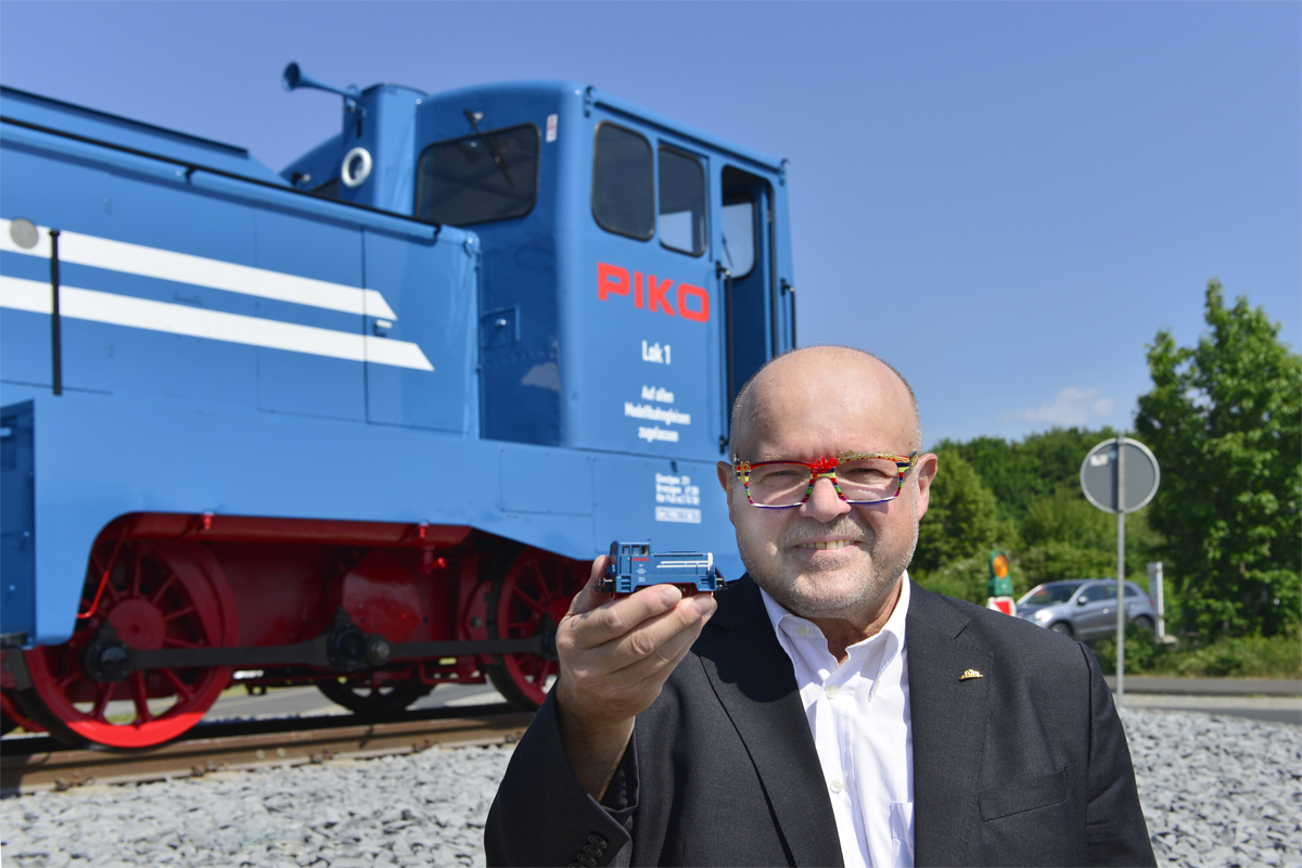 Am Ende der Einweihungsfeier der PIKO Kreisel-Lok stellte sich Herr Dr. Ren F Wilfer mit dem H0 Modell in der Hand vor die groe Lok.