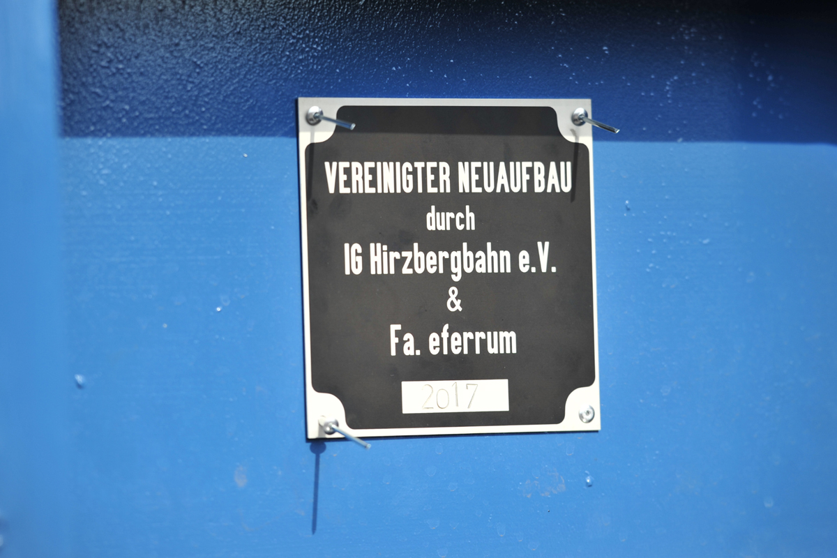 Dieses Schild wurde vom Fahrer des VW Bully gebracht und mit 4 Blindnieten an der Lok befestigt. Es zeigt, wer an dem vereinigten Neuaufbau der Lok 1 im Jahre 2017 beteiligt war.