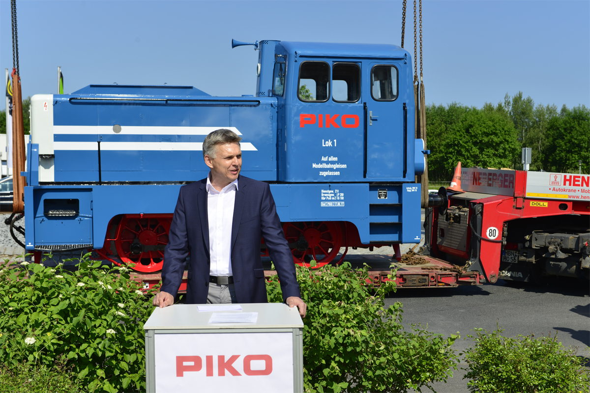 Der Oberbrgermeister von Sonneberg, Herrn Dr. Heiko Voigt, dankte PIKO in seiner Rede fr die Arbeitspltze in Sonneberg und vor allem fr die Gestaltung des liebevoll genannten "PIKO Kreisels" mit einem Industrieprodukt und keinem knstlichen Werk. Bodenstndig wie PIKO ist, ist auch die im Jahre 1972 hergestellte ehemalige Diesellok vom Lokhersteller LKM in Potsdam-Babelsberg die bis Ende der 90er Jahre noch betriebsfhig war. 