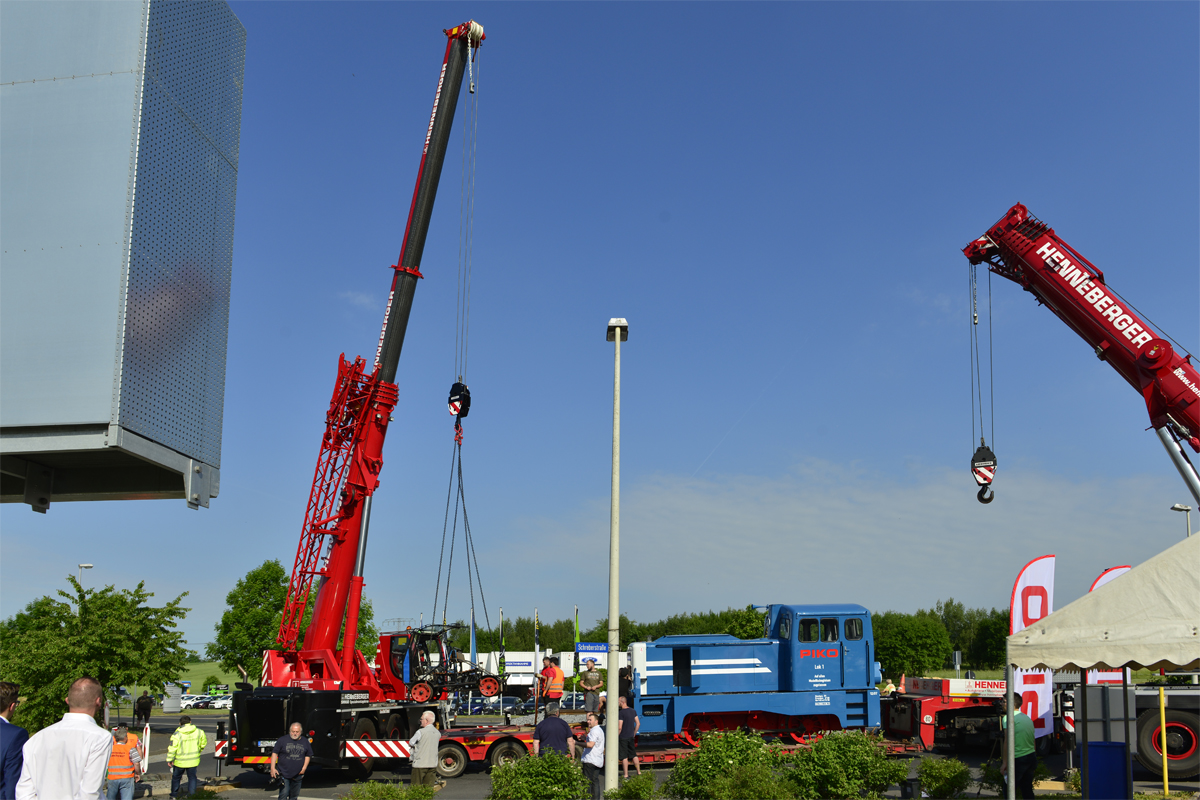 Auf dem Tieflader wurde noch eine Motordraisine mit angeliefert. Auch hier ein Wunsch an den New-Product Manager so ein Kleinod mal fr die Gartenbahn zu konstruieren. Von anderen Firmen gab bzw. gibt es so ein Gefhrt ja schon. Der eine Schwerlastkrank konnte dann gleich zur bung die Draisine vom Tieflader auf ein bereit gestelltes Fahrzeug heben