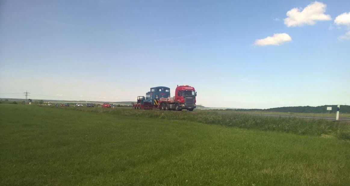 Der Transport der Kreisellok im Mastab 1:1 wird nicht per Schiene nach Sonneberg transportiert sondern per LKW Tieflader auf den herrlichen Landstraen Thringens.