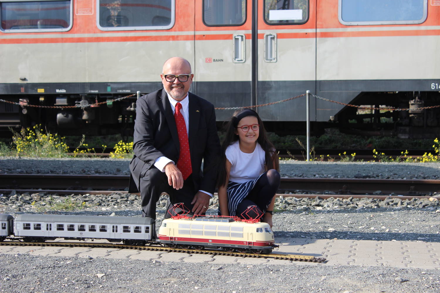 PIKO Inhaber, Herr Dr. Ren F. Wilfer, prsentiert die formneue Gartenbahn E-Lok der Baureihe 103 beim feierlichen Roll Out im DB Museum in Nrnberg und wird dabei tatkrftig untersttzt von Tochter Andrea.