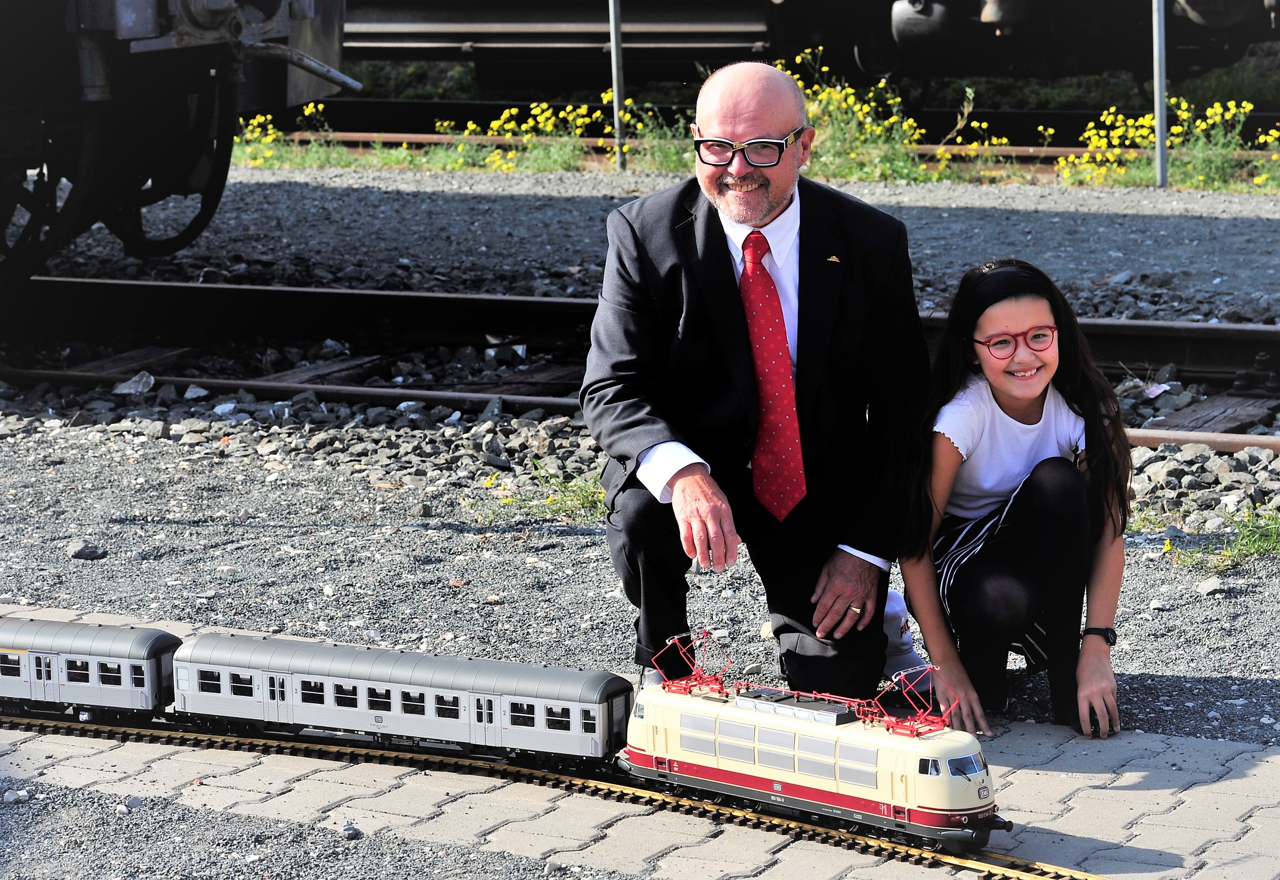 PIKO Inhaber Dr. Ren F. Wilfer mit Tochter Andrea beim Roll Out in Nrnberg. Im Vordergrund die Gartenbahnlok BR 103 mit Wagen - genannt Silberlinge -. 