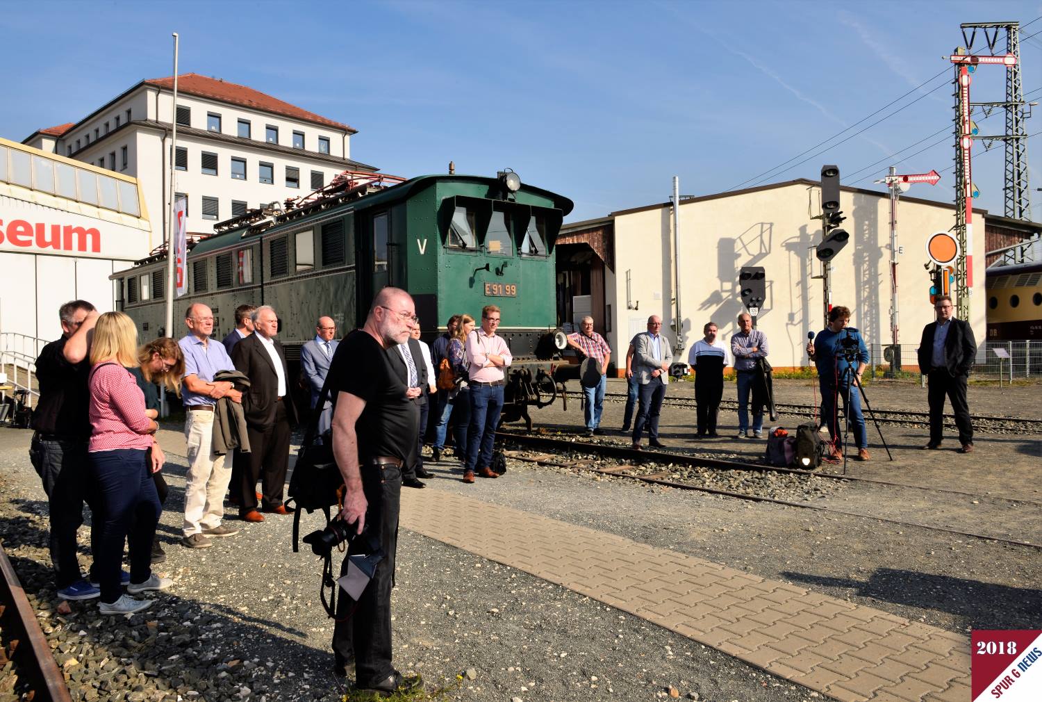 Im Rund haben sich die geladenen Gste und Fotografen vor einer herrlichen Museumslok, der E 91 99 in grner Ausfhrung der Deutschen Reichsbahn, aufgestellt um den feierlichen Roll Out in Ton und Bild festzuhalten. 