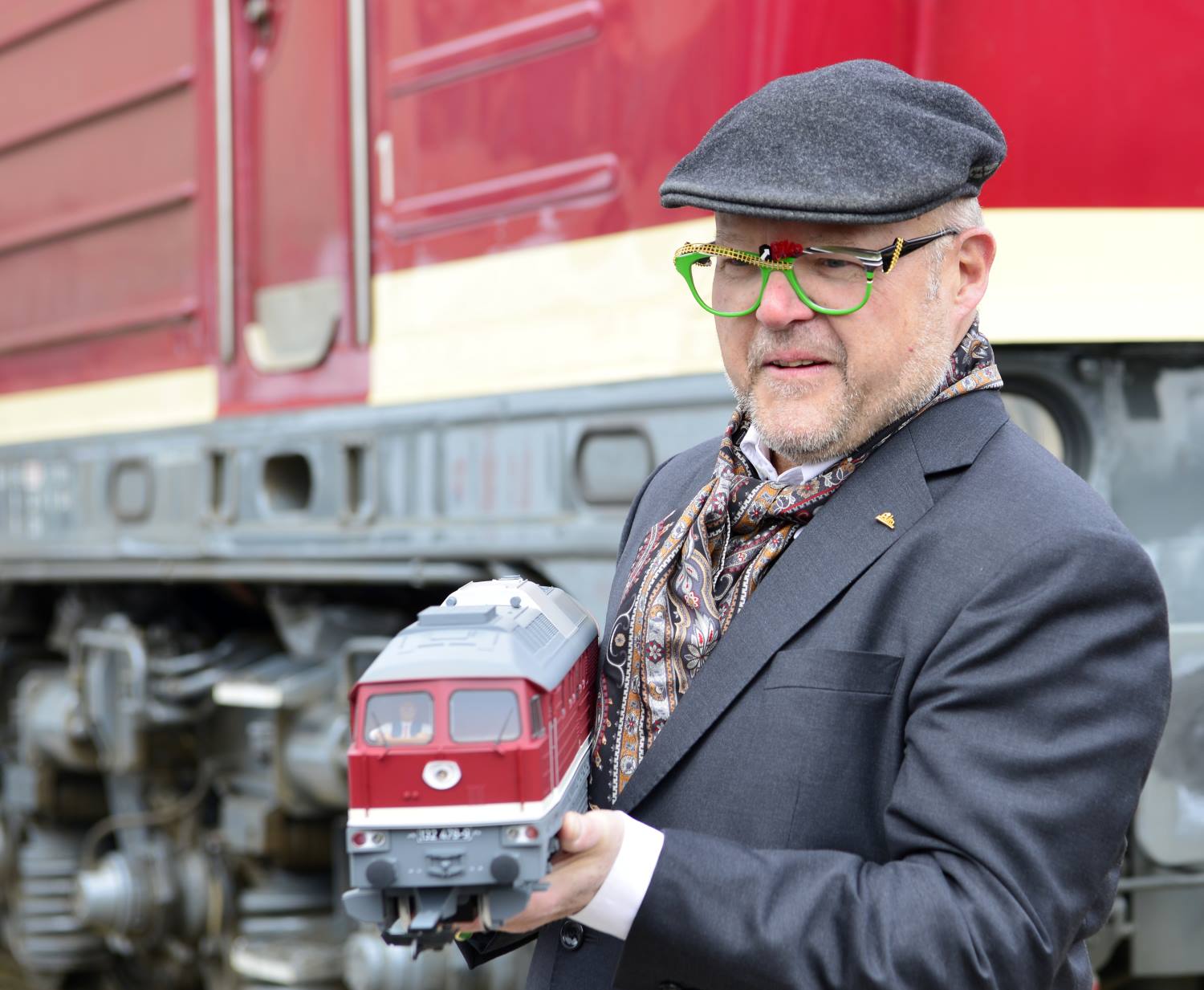 Beim Rollout der Ludmilla in Weimar konnte ich die Jahresbrille 2016 doch gut ablichten. Stolz prsentiert Herr Dr. Ren F. Wilfer auch die BR 132 - Neuheit 2016.