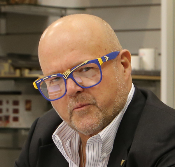 Herr Dr. René F. Wilfer mit der neuen "blauen" Brille zum 70jährigen Bestehen der PIKO! 