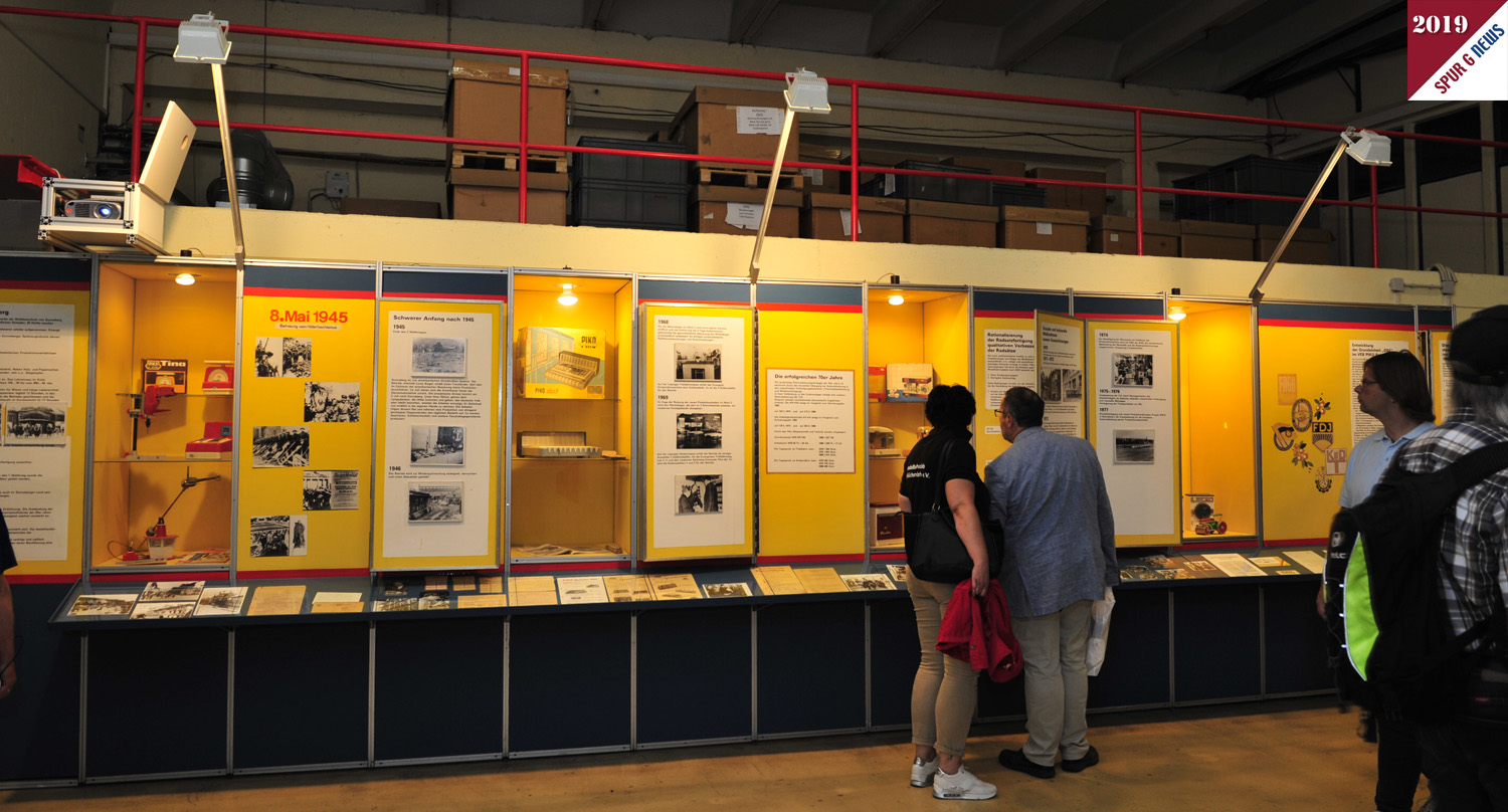 70 Jahre PIKO - gegrndet in Chemnitz als PICO - stellte Anfangs Kinderspielsachen als Haushaltsgerte oder Sandspielsachen wie Lastwagen oder Bagger her. An der groen Tafel in der Montage- und Druckhalle sind die Exponate und die Erklrungen dazu ausgestellt. 