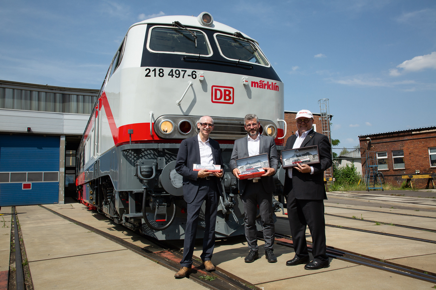 Wolfrad Bchle (Mrklin), Gastgeber Uwe Domke (FZI) und Dr. Ren F. Wilfer (PIKO)(v.l.n.r.) mit H0 Modellen vor der Originallok