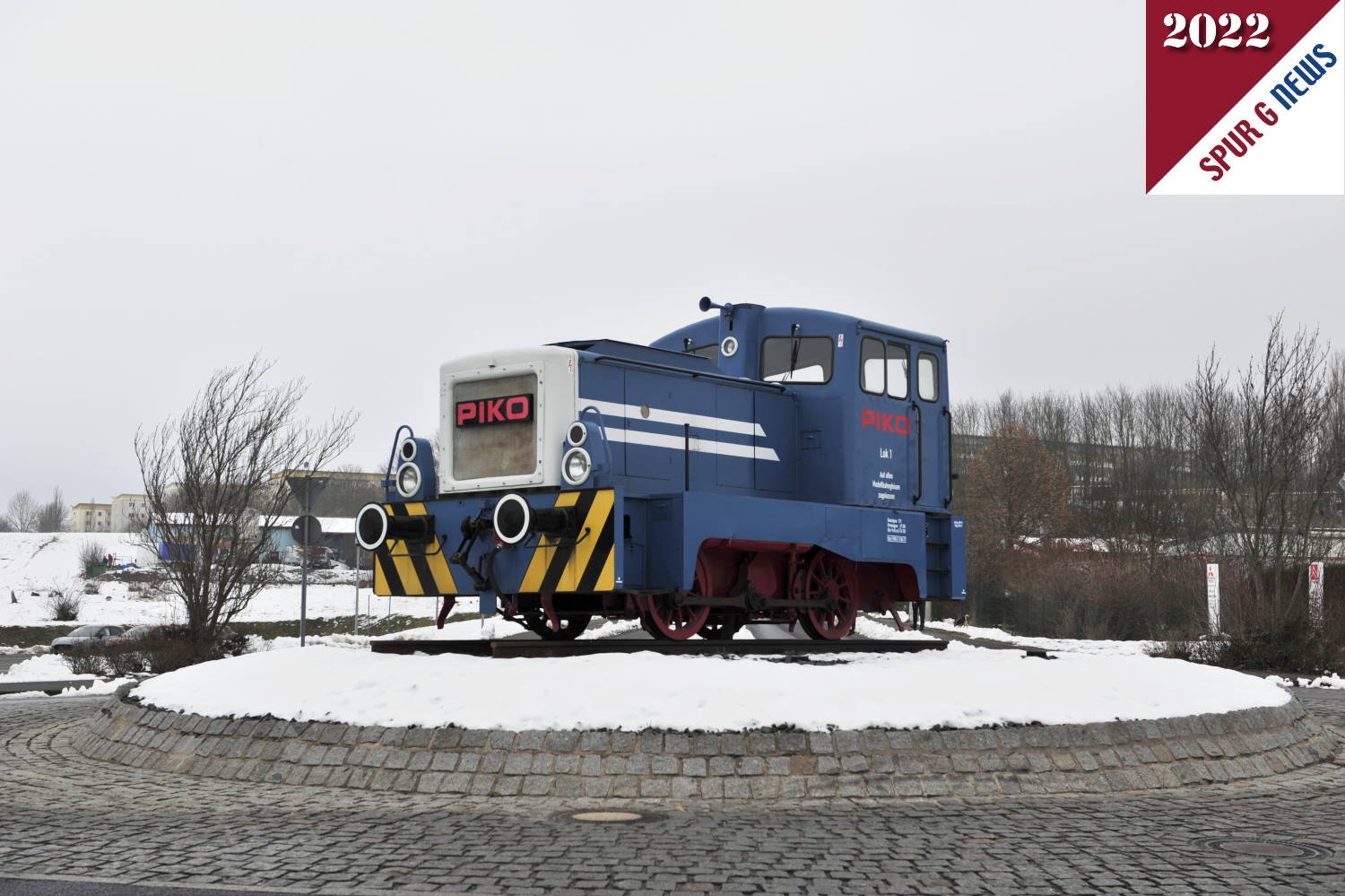 Vor der Heimfahrt von Sonneberg nach Bayreuth machte ich noch einen Umweg ber den Kreisverkehr zur "Werkslok 1" von PIKO. Es ist schon ein paar Jahre her, das dieses Original - was es im HO Modell ebenfalls gibt - vom Tieflader auf den "Kreisel" gesetzt wurde. Nur beleuchtet haben wir noch kein Bild von der Lok in unserem Archiv. 