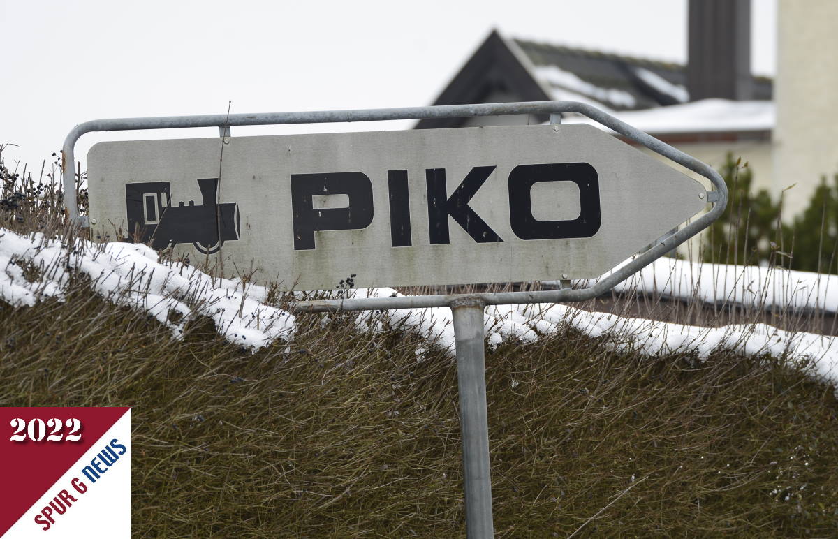 Das PIKO Hinweisschild am Rande der Lutherstrae in Sonneberg ist nun schon etwas eingewachsen. 