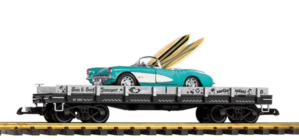 PIKO USA Güterwagen Art. >Nr. 38788 , Flachwagen mit Metallauto - Chevy Corvette mGit zwei Surfbrettern
