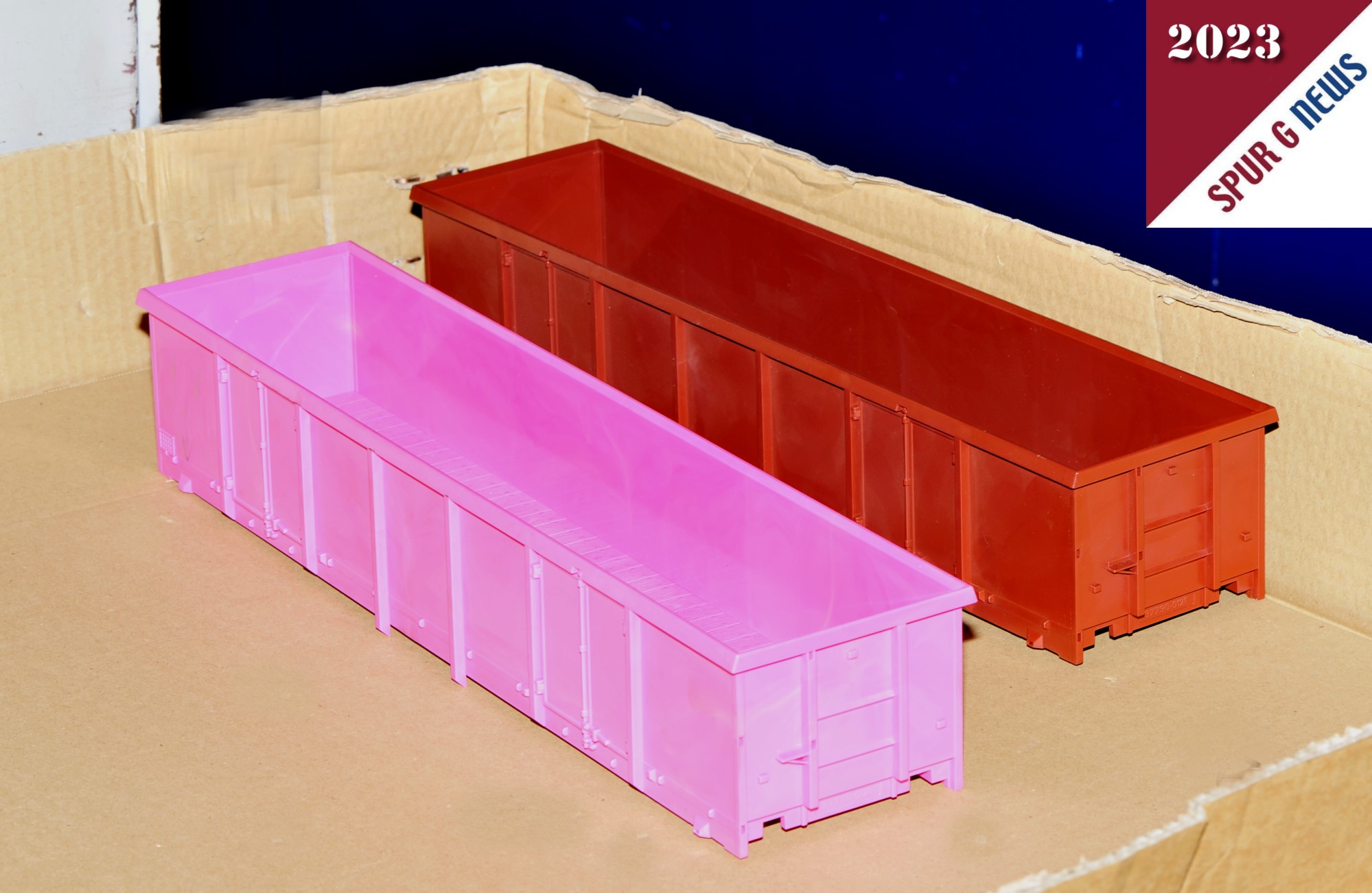 In der Spritzmaschinenhalle sind bereits zwei Neuheiten gefertigt: Links Art. Nr. 37013  Wagenkasten des offenen Güterwagens Eaos in pink der SBB und rechts der offene Güterwagen Eaos der DB, Art. Nr. 37012.