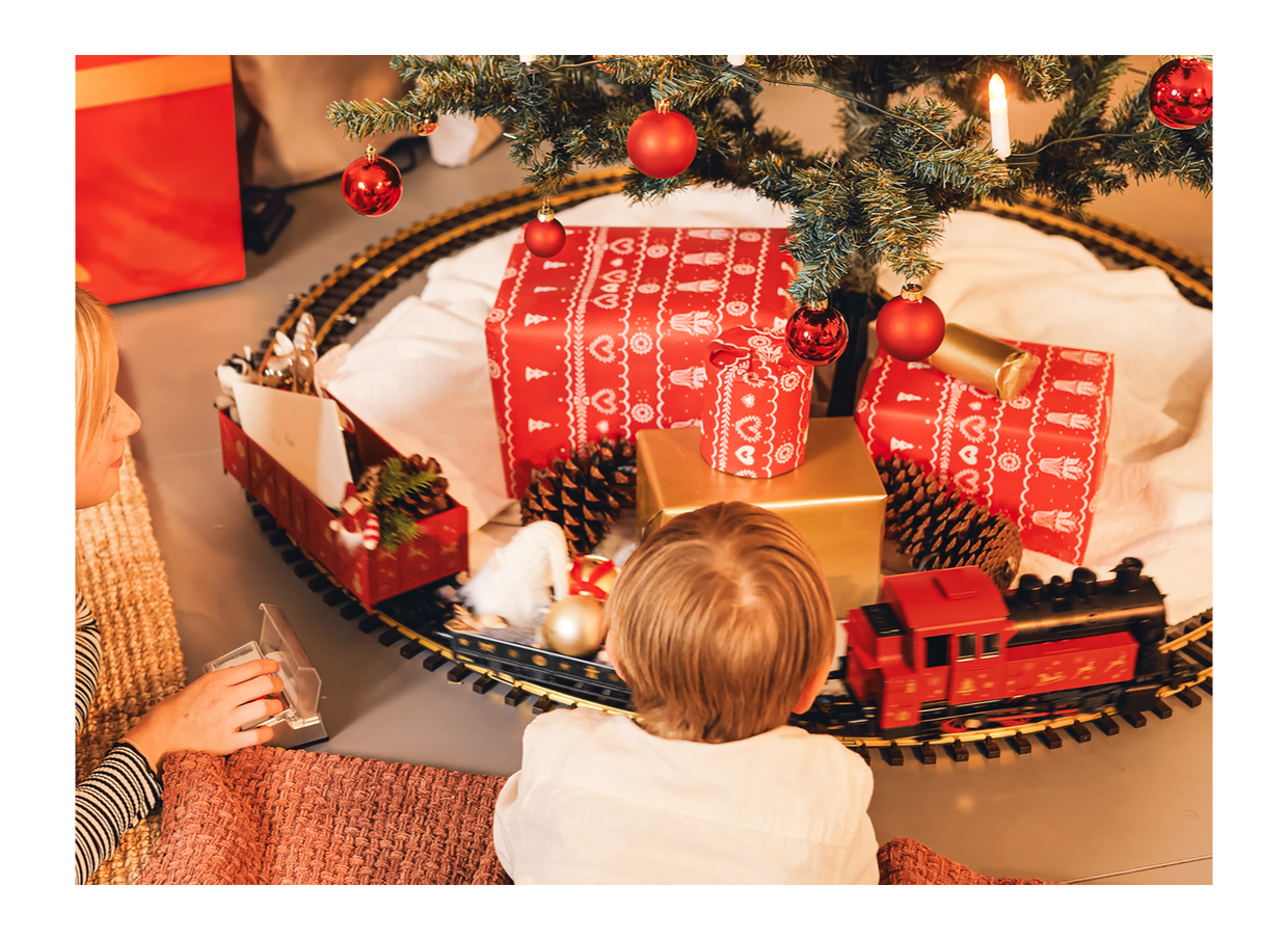 Wenn drauen die ersten Schneeflocken fallen, Kerzen warmes Licht verbreiten und der Duft von Zimt und Tannengrn durchs Haus zieht, beginnt die schnste Zeit des Jahres. Und dieses Jahr gibt es ein Highlight, das Tradition und festlichen Lifestyle perfekt verbindet: Die PIKO Weihnachtslok 