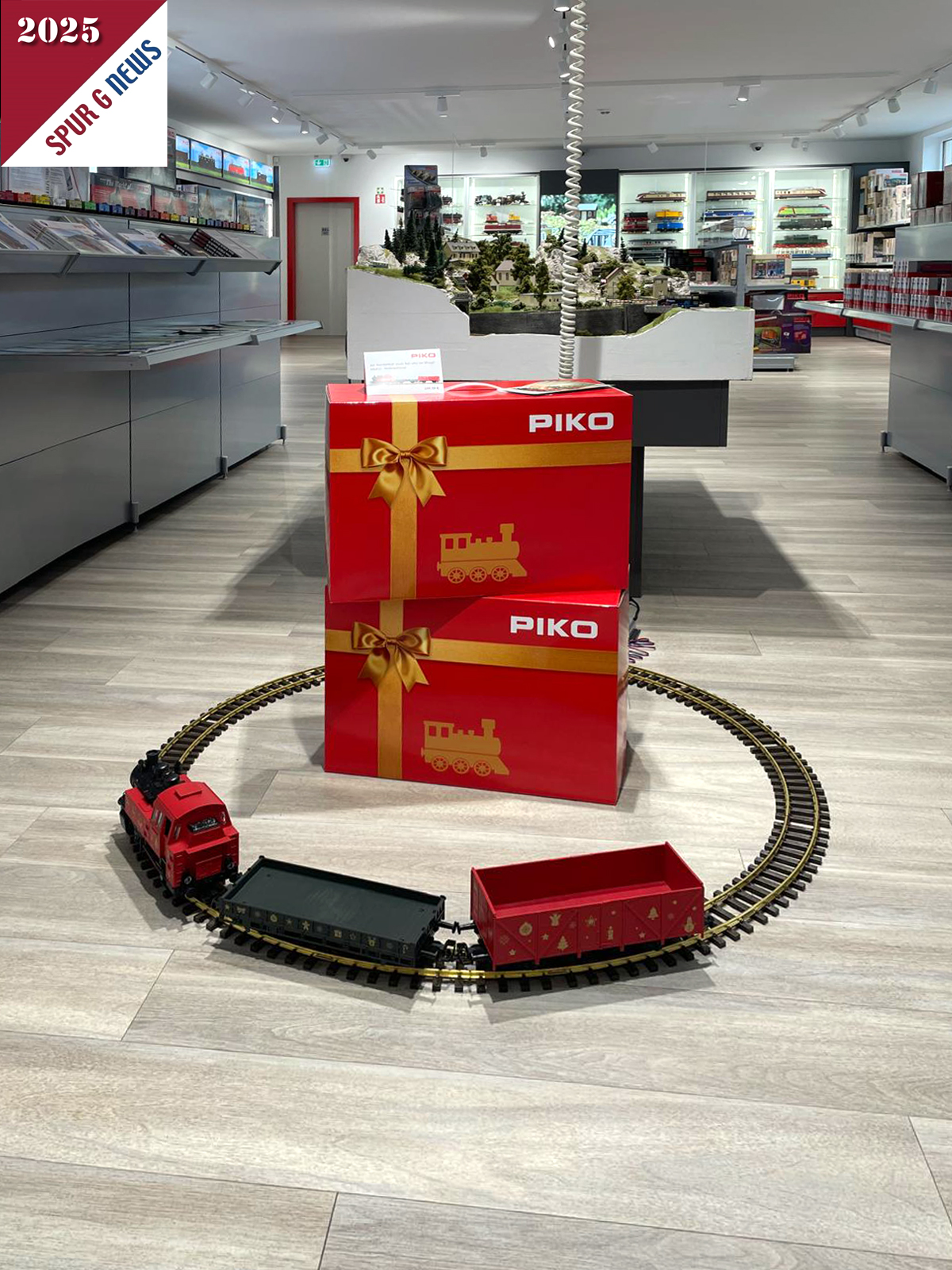 Bild aus dem FlagShip Store mit dem Weihnachtszug im Vordergrund. 