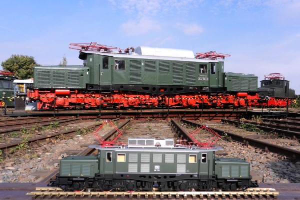 BR 194 (E 94) - Modell im Vordergrund. EX DR BR 294 auf der Drehscheibe im Eisenbahnmuseum in Weimar. 