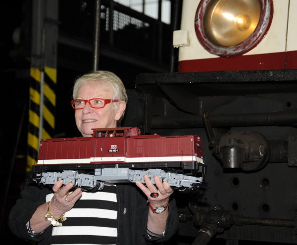 Frau Ortrud Wilfer präsentierte das neue Spur G Modell der Schmalspurbahn HSB BR 199 vor dem Original! 