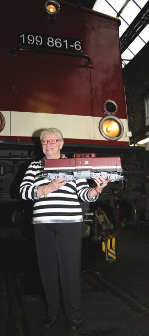 Frau Otrud Wilfer mit dem PIKO G Modell vor dem Original in Wernigerode-Westerntor. 