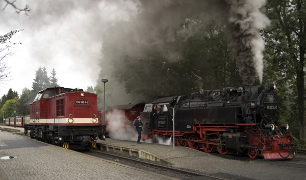 Harzkamel Diesellok BR 199 der HSB Nr. 199 861-6 in Drei-Annen-Hohne vor der Dampflok K 57 mit der Betriebsnummer  99 7234-0 