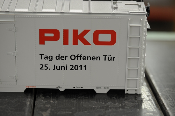 Bedruckung des G-Sonderwagens beim Tag der offenen Tür bei PIKO