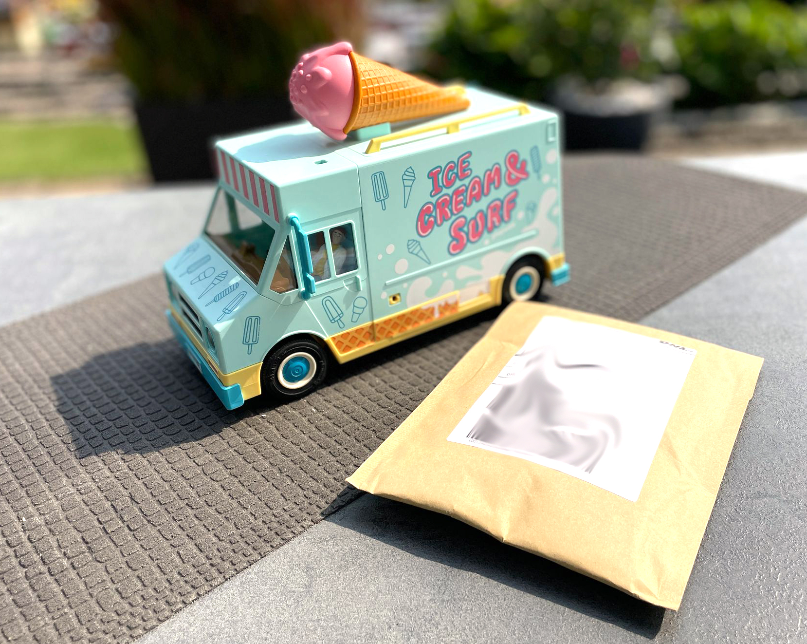 Der ICE Cream & Surf Truck - ohne Lüfter. Kleinpaket ist angekommen und enthält die beiden Ersatzteile aus einem anderen Foodtruck.