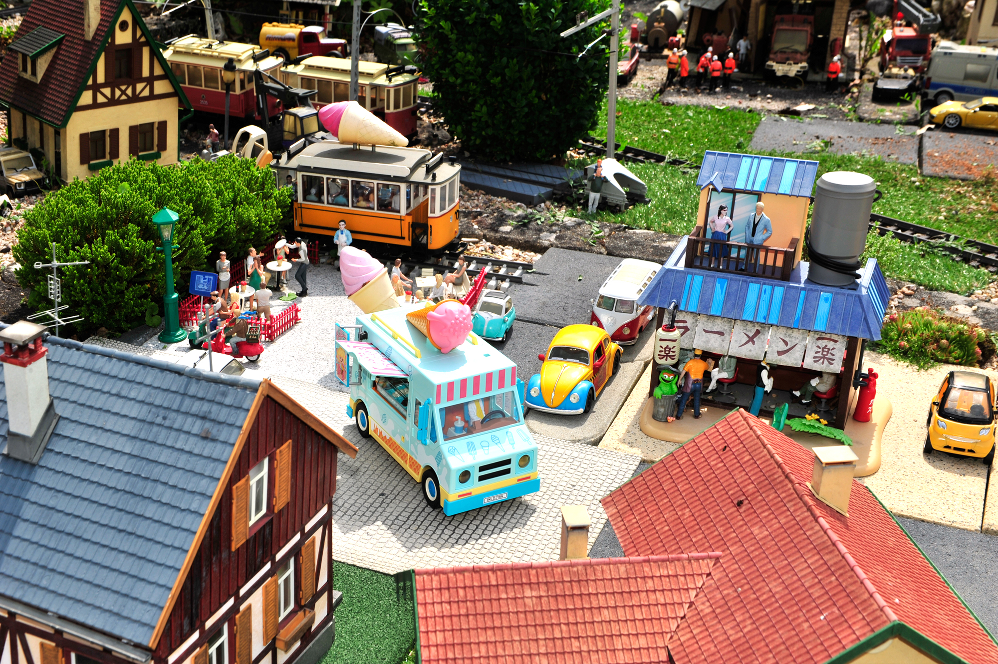 Warum der Eis-Food-Truck nun bestellt wurde wird auf dem Foto klar. Der Besitzer des Straßenbahn-Eiscafés hat sein Geschäft ausgeweitet und Mobil gemacht. Nun fehlt nur noch die Beleuchtung im neuen Truck. Diese wird bis in den Herbst noch eingebaut und es findet sich ein Plätzchen auf der Gartenbahnanlage.