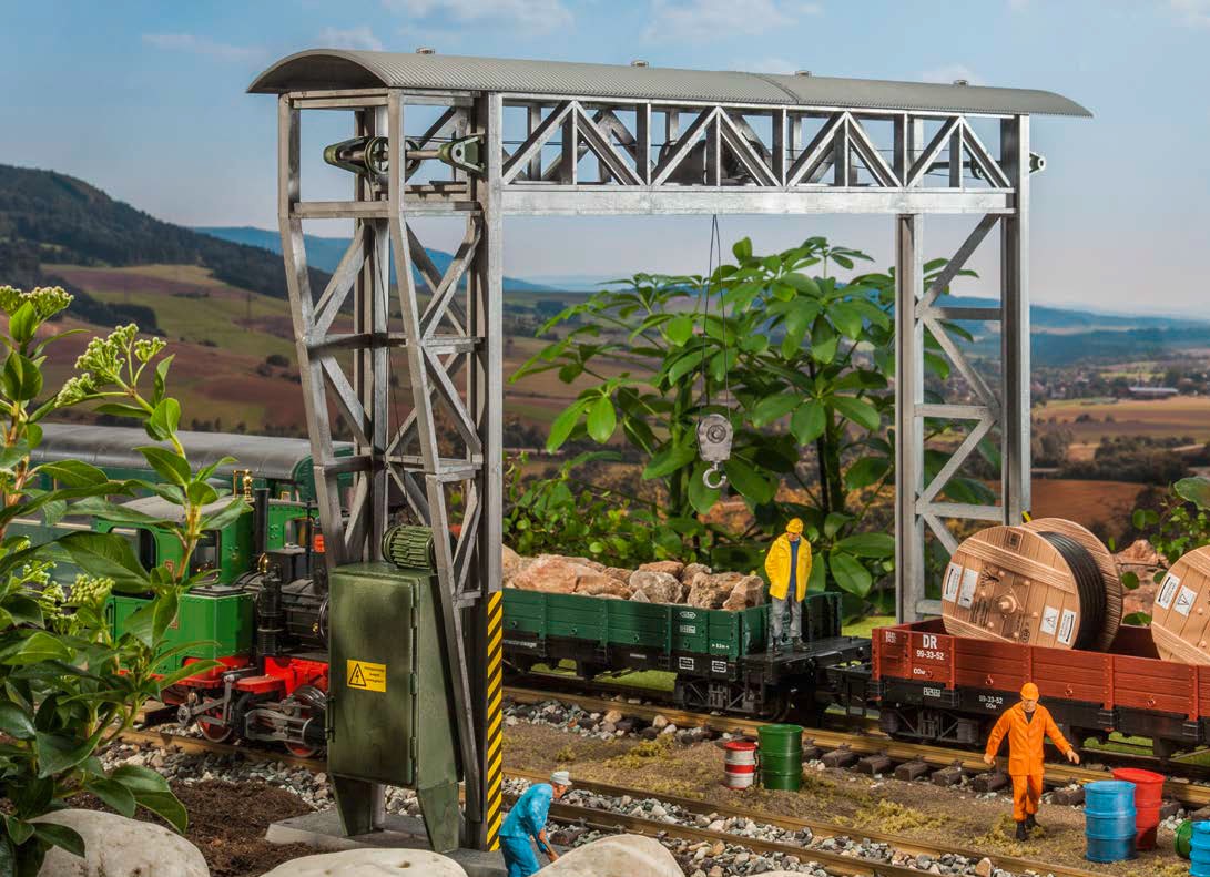 Schwere Last! Dieses bahntypische Modell ist in der Regel Teil eines Bahnbetriebswerkes. Es kann aber auch berall dort eingesetzt werden, wo etwas gehoben und verladen werden soll. Der Bockkran berspannt zwei Gleise. 