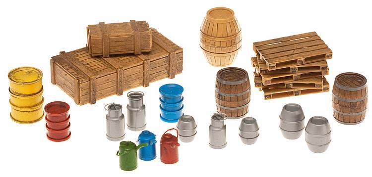 Viele verschiedene Ladegter in einem Set: 4 Bier- und 3 Holzfsser, 3 groe und 1 kleine Milchkanne, 3 kleine und 3 groe lfsser, 2 Holzkisten und 5 Mehrwegpaletten.